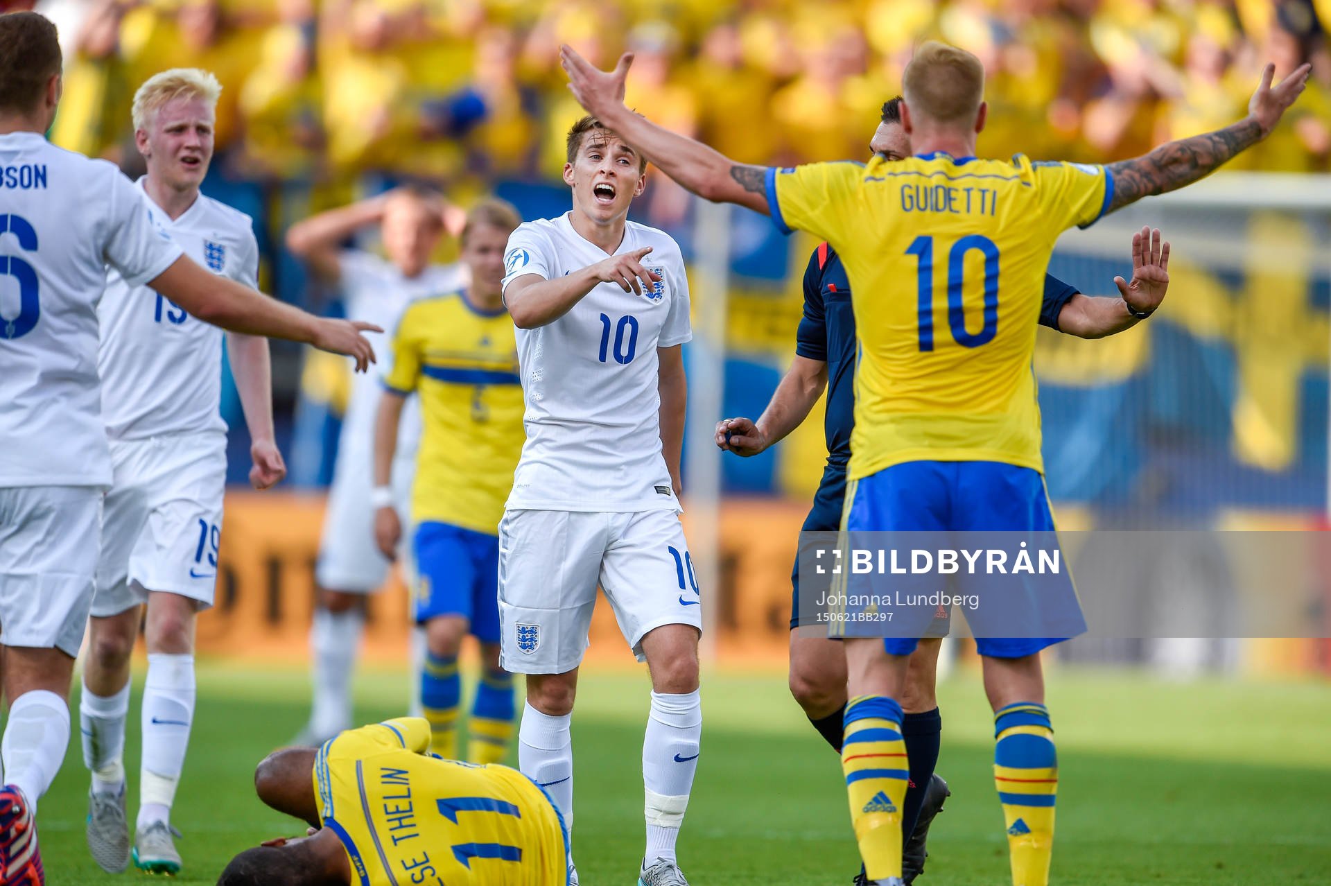 Sveriges John Guidetti reagerar mot Englands Tom Carroll