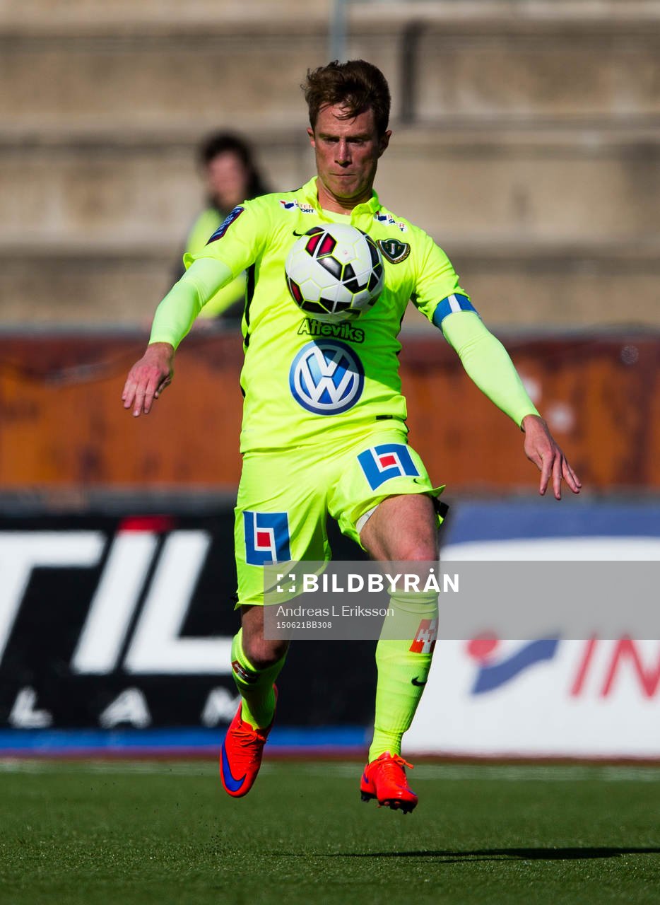 Jönköpings Tommy Thelin med bollen