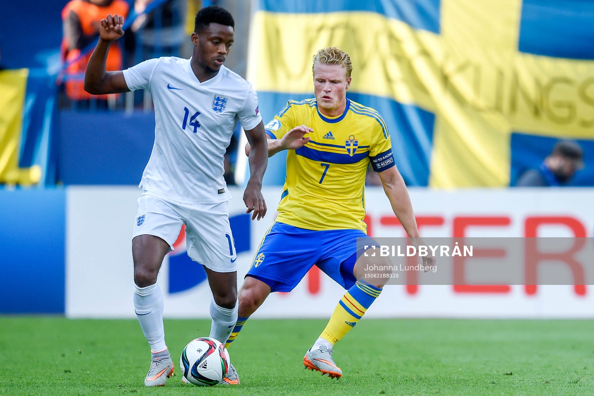 Englands Nathaniel Chalobah och Sveriges Oscar Hiljemark