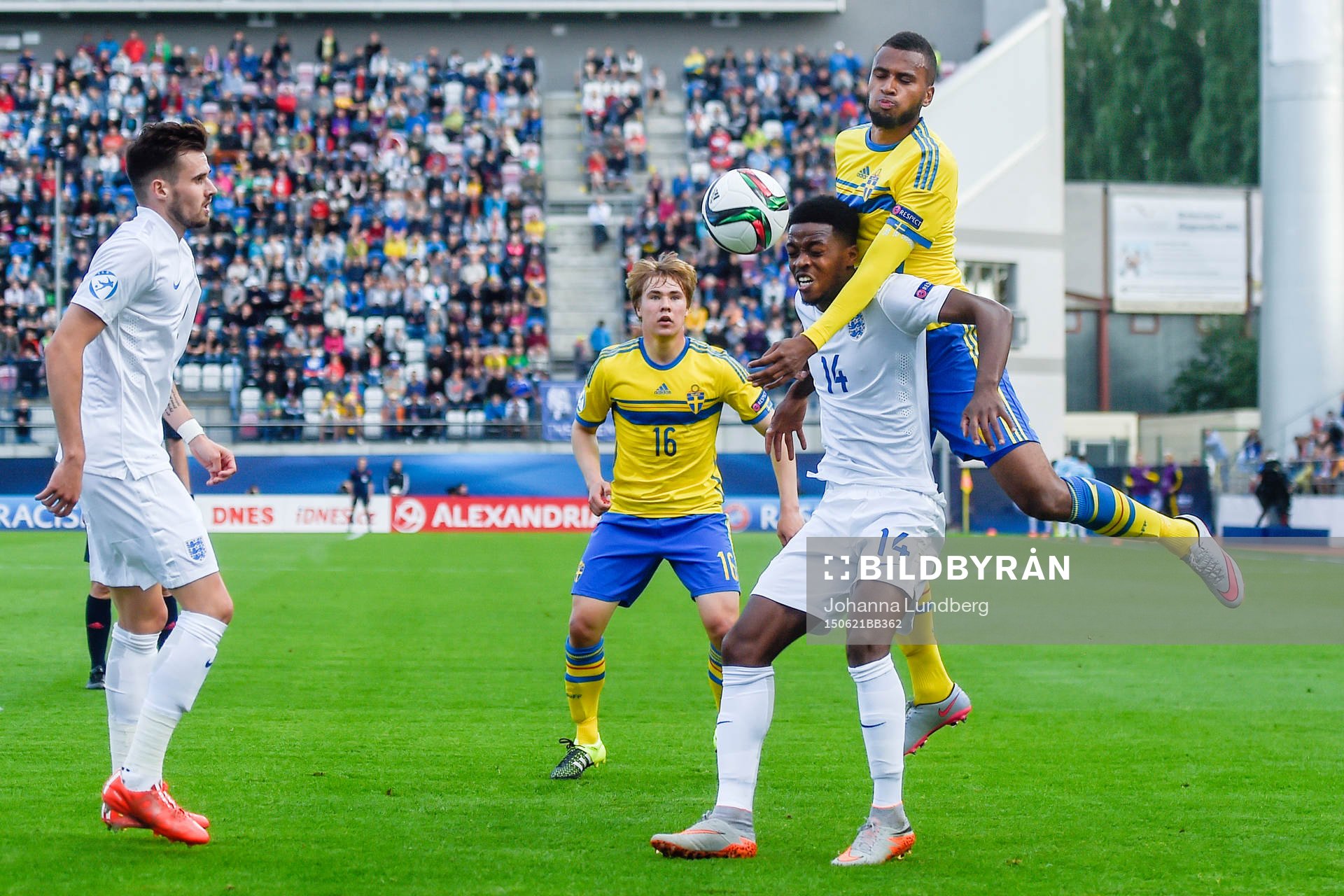 Sveriges Isaac Kiese Thelin och Simon Tibbling i en duell