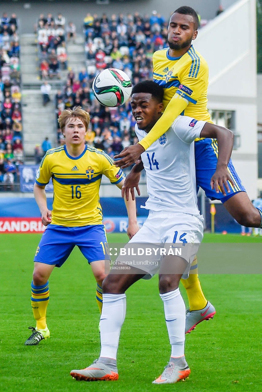 Sveriges Isaac Kiese Thelin och Simon Tibbling i en duell