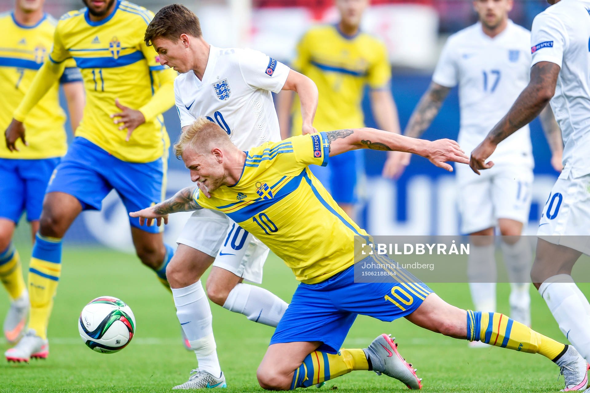 Sveriges John Guidetti faller i en duell