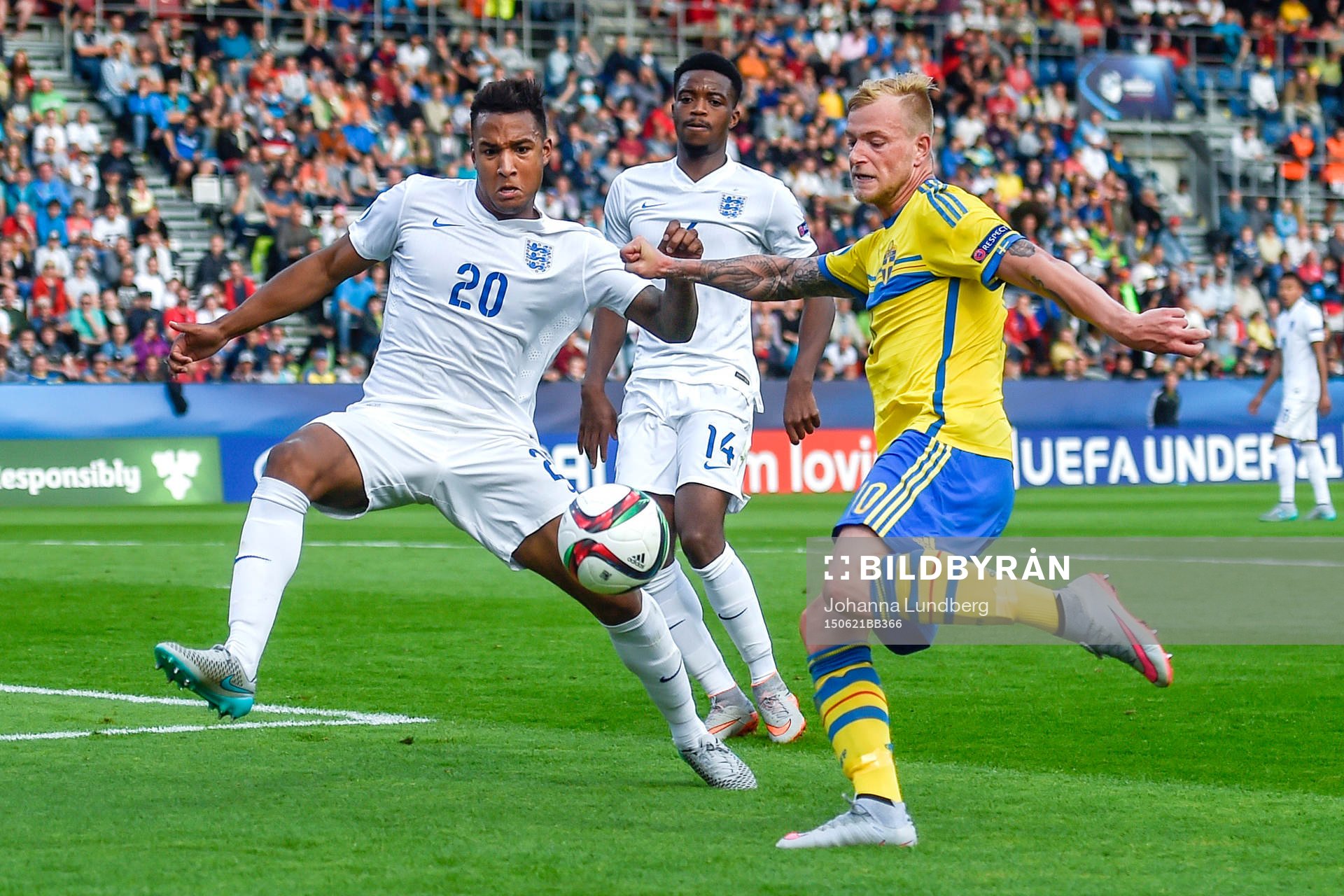 Englands Liam Moore och Sveriges John Guidetti