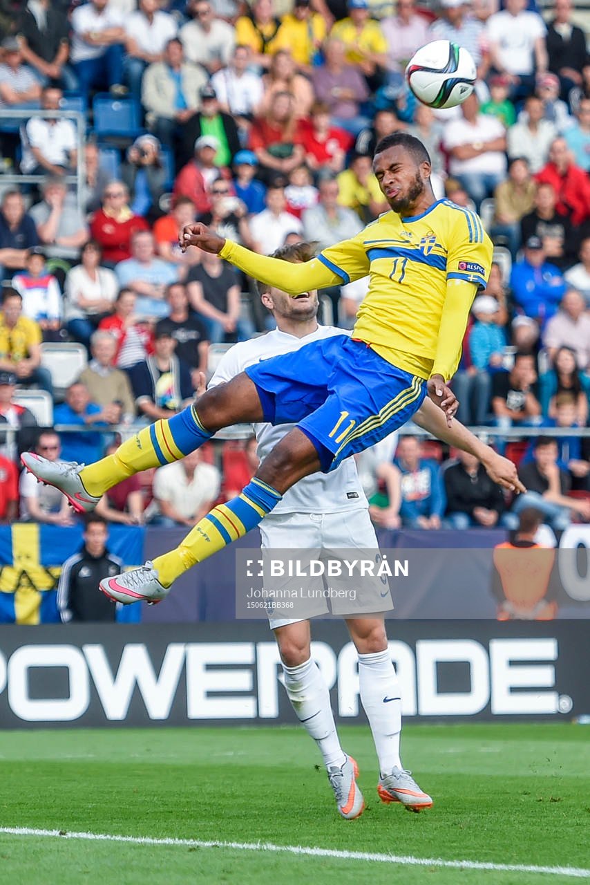 Sveriges Isaac Kiese Thelin och Englands Luke Garbutt  i en