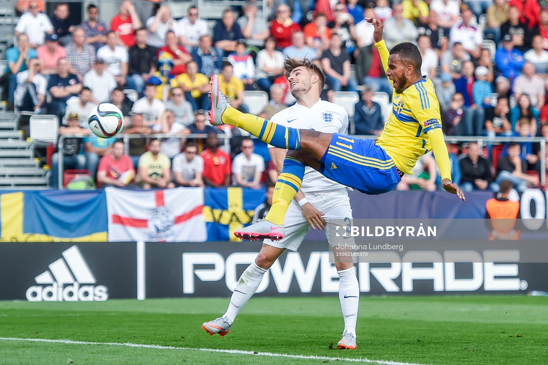 Englands Luke Garbutt och Sveriges Isaac Kiese Thelin i en