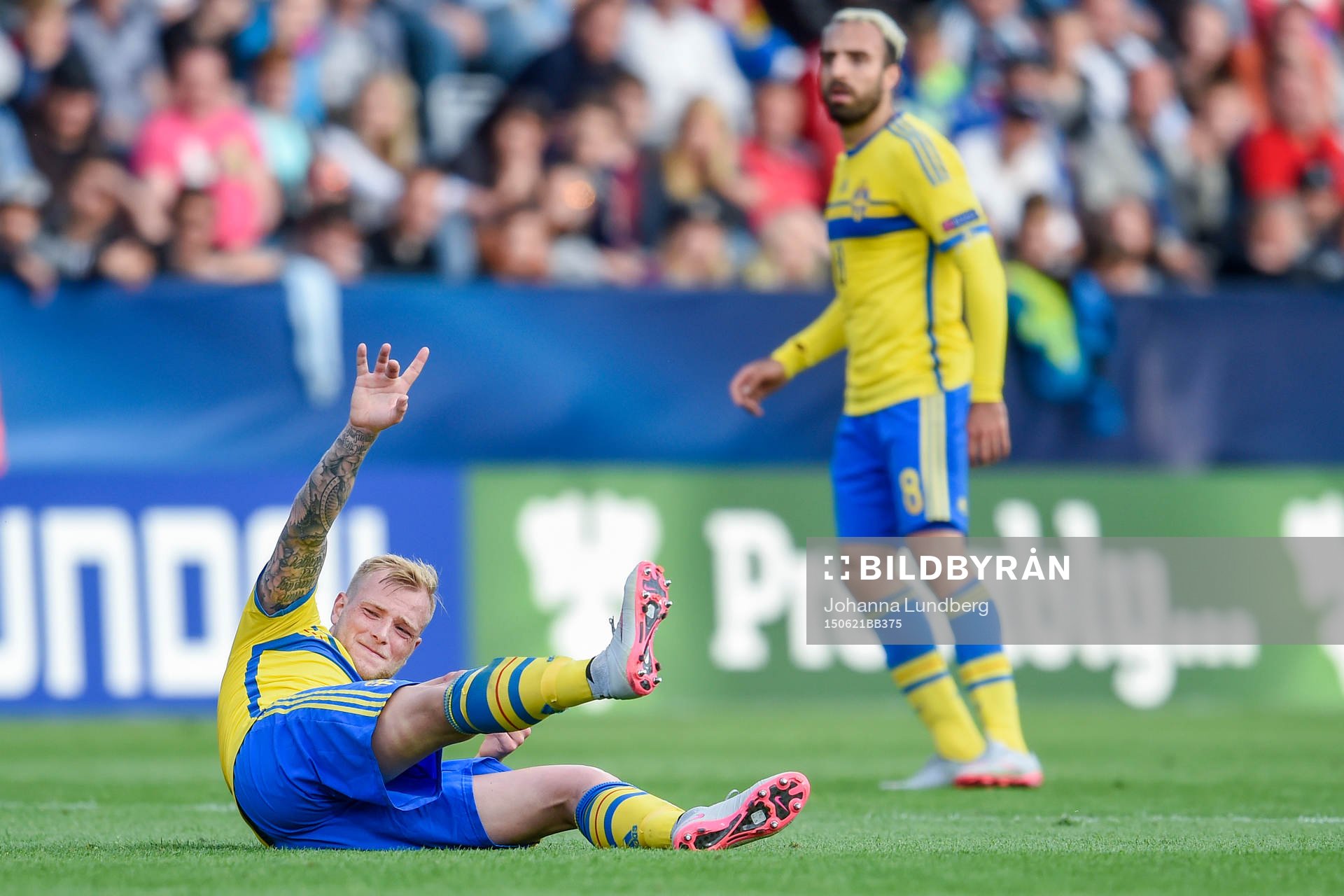 Sveriges John Guidetti har ont och vinkar för byte