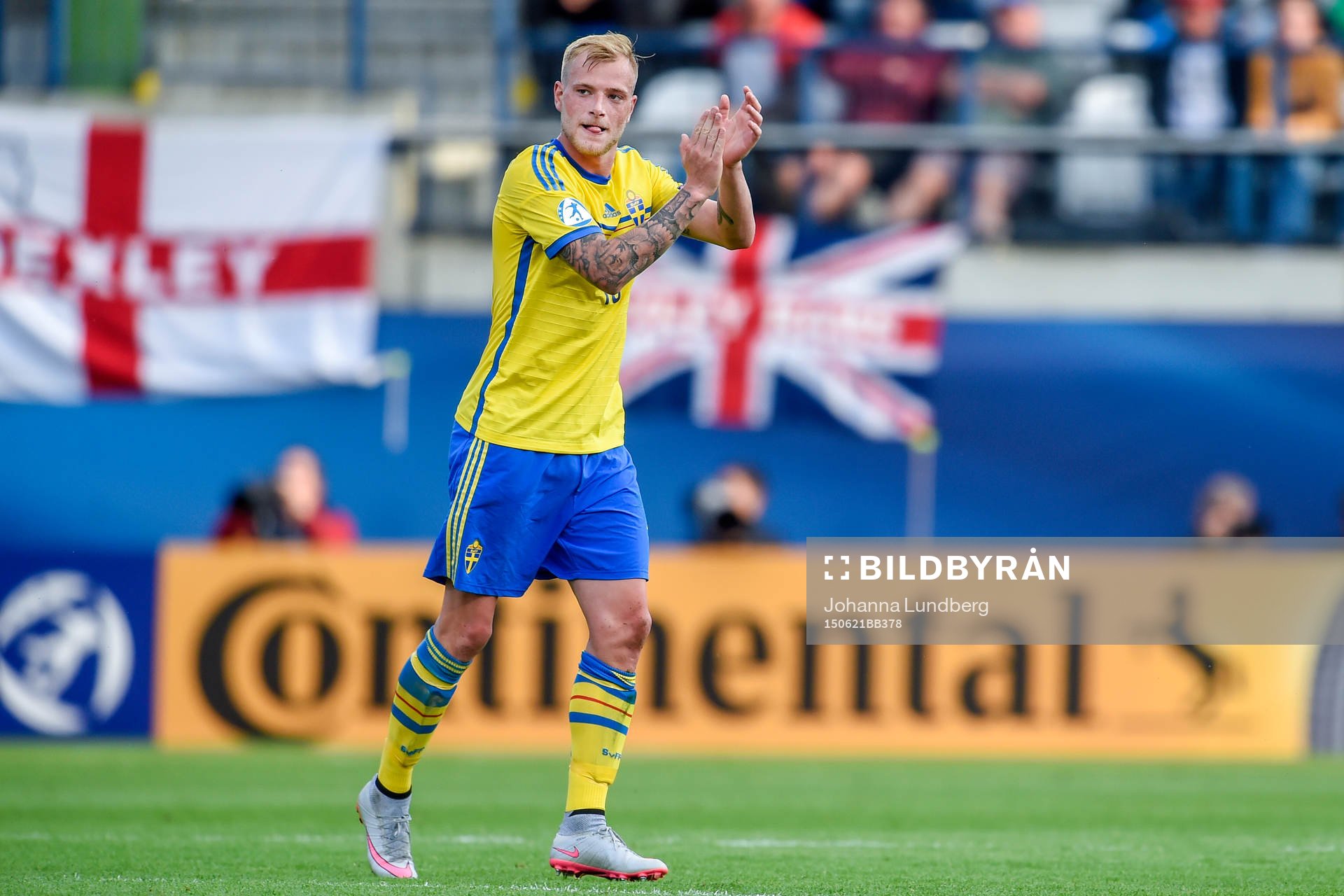 Sveriges John Guidetti applåderar är han lämnar planen