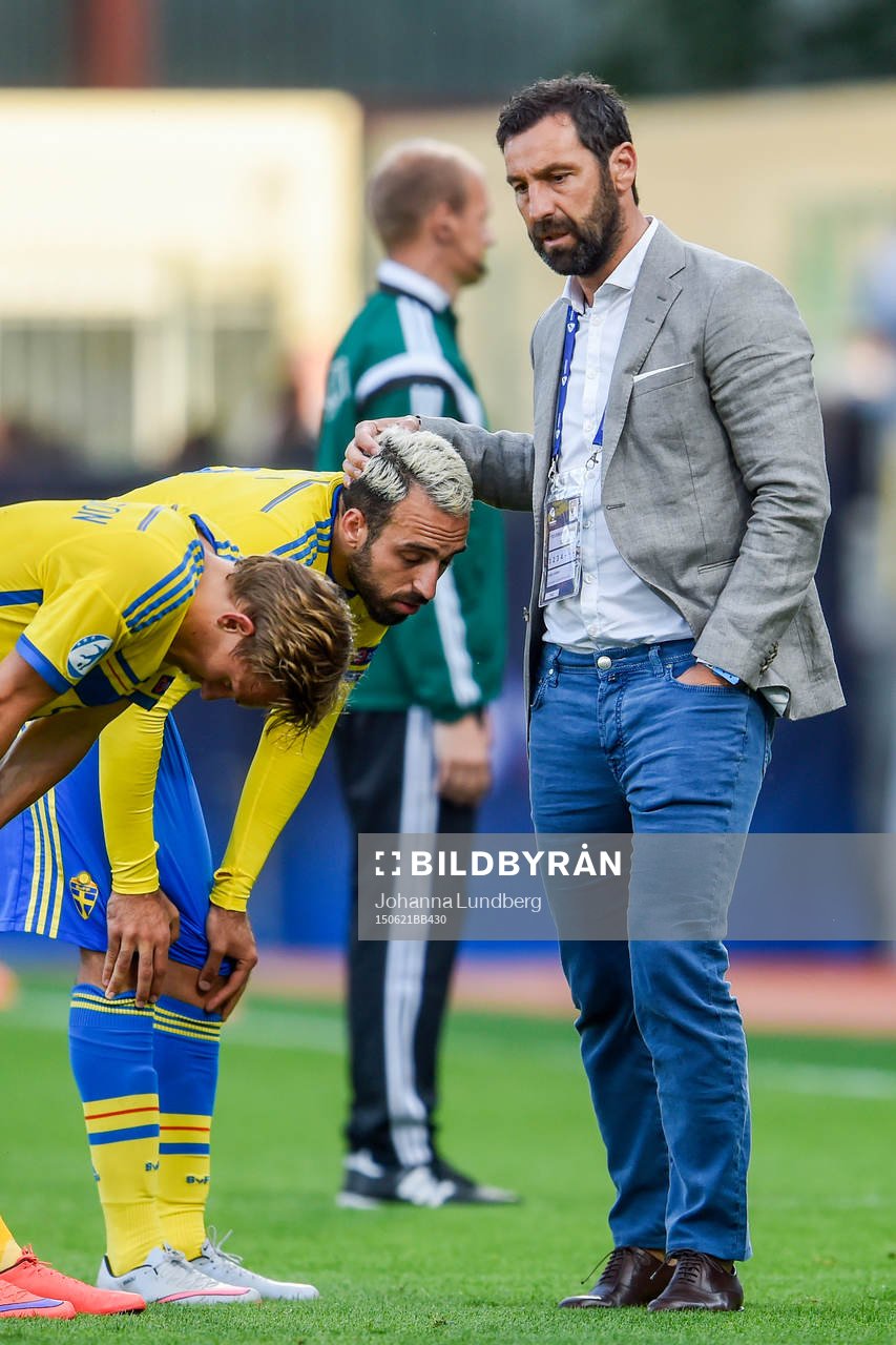 Sveriges scout Zlatan Nalic tröstar Abdullah Khalili