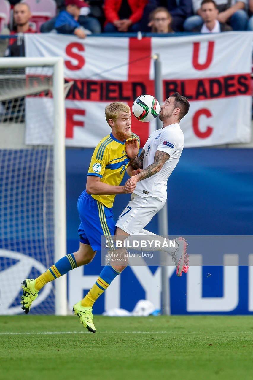 Sveriges Filip Helander kolliderar med Englands Alex