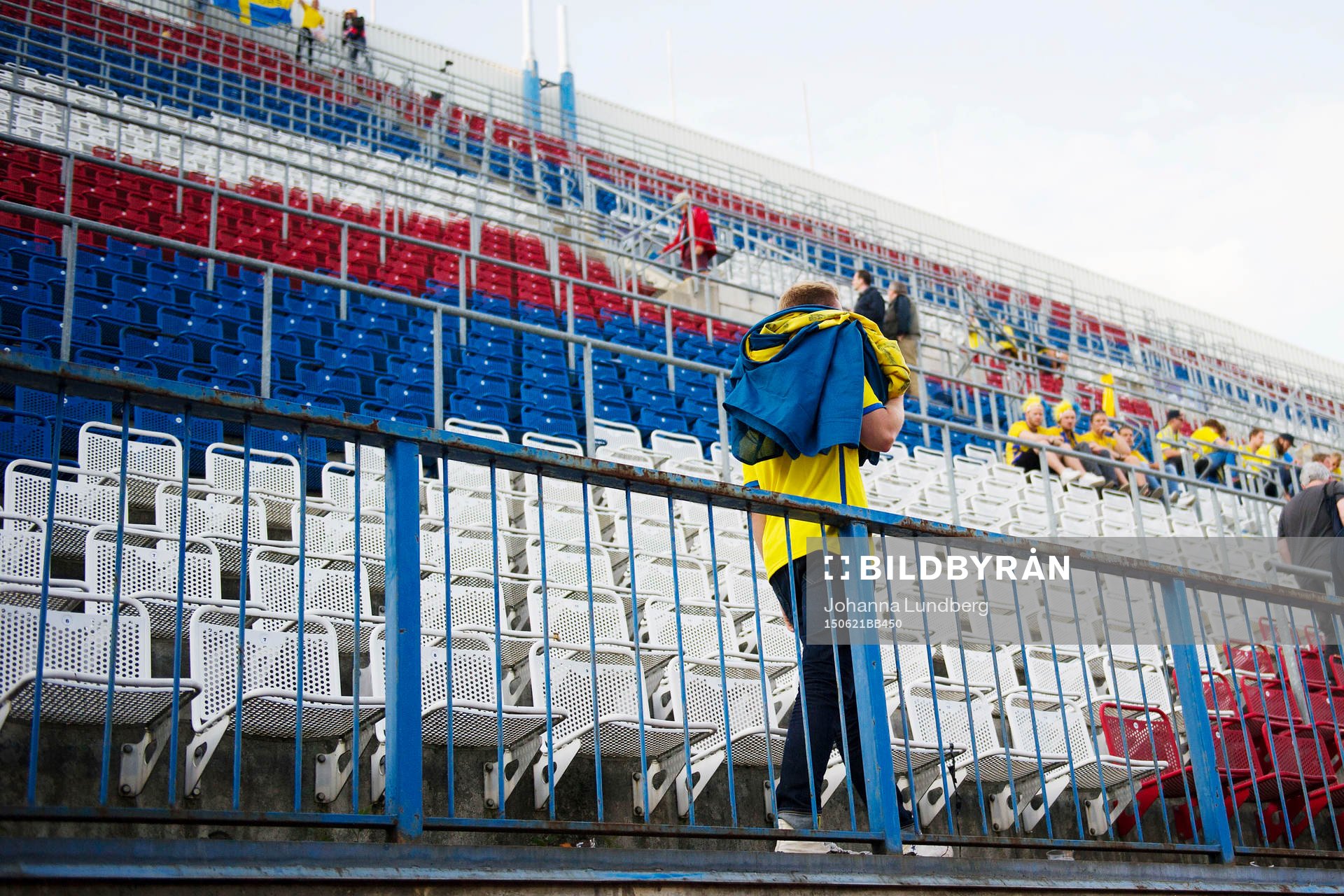 En svensk supporter plockar ner sin flagga och går hem