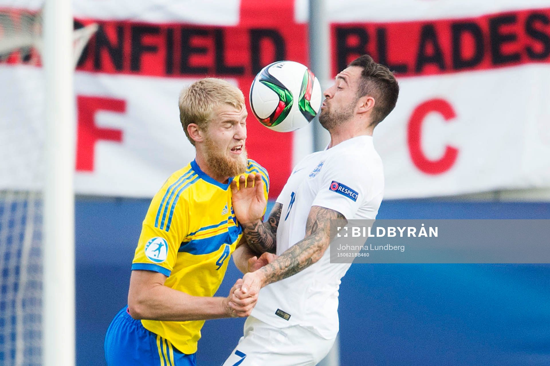 Sveriges Filip Helander och Englands Danny Ings