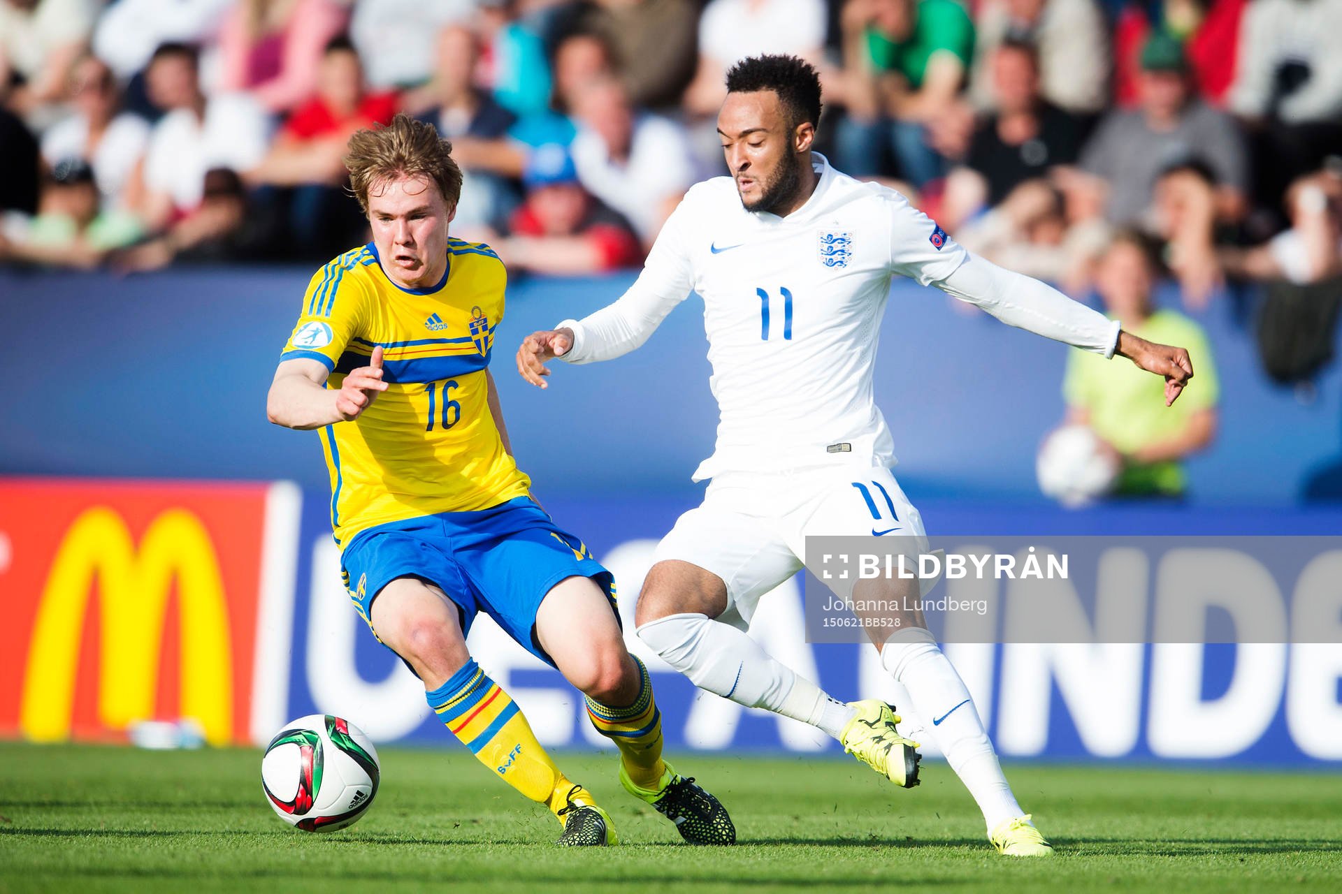 Sveriges Simon Tibbling och Englands Nathan Redmond