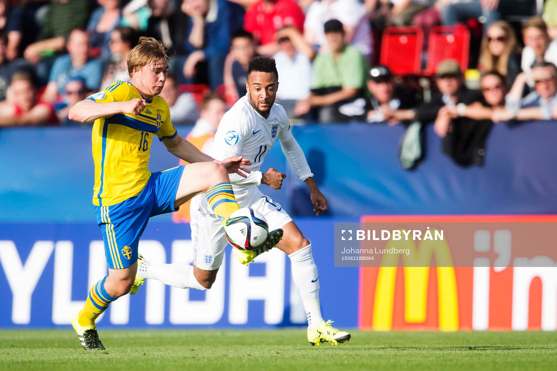 Sveriges Simon Tibbling och Englands Nathan Redmond