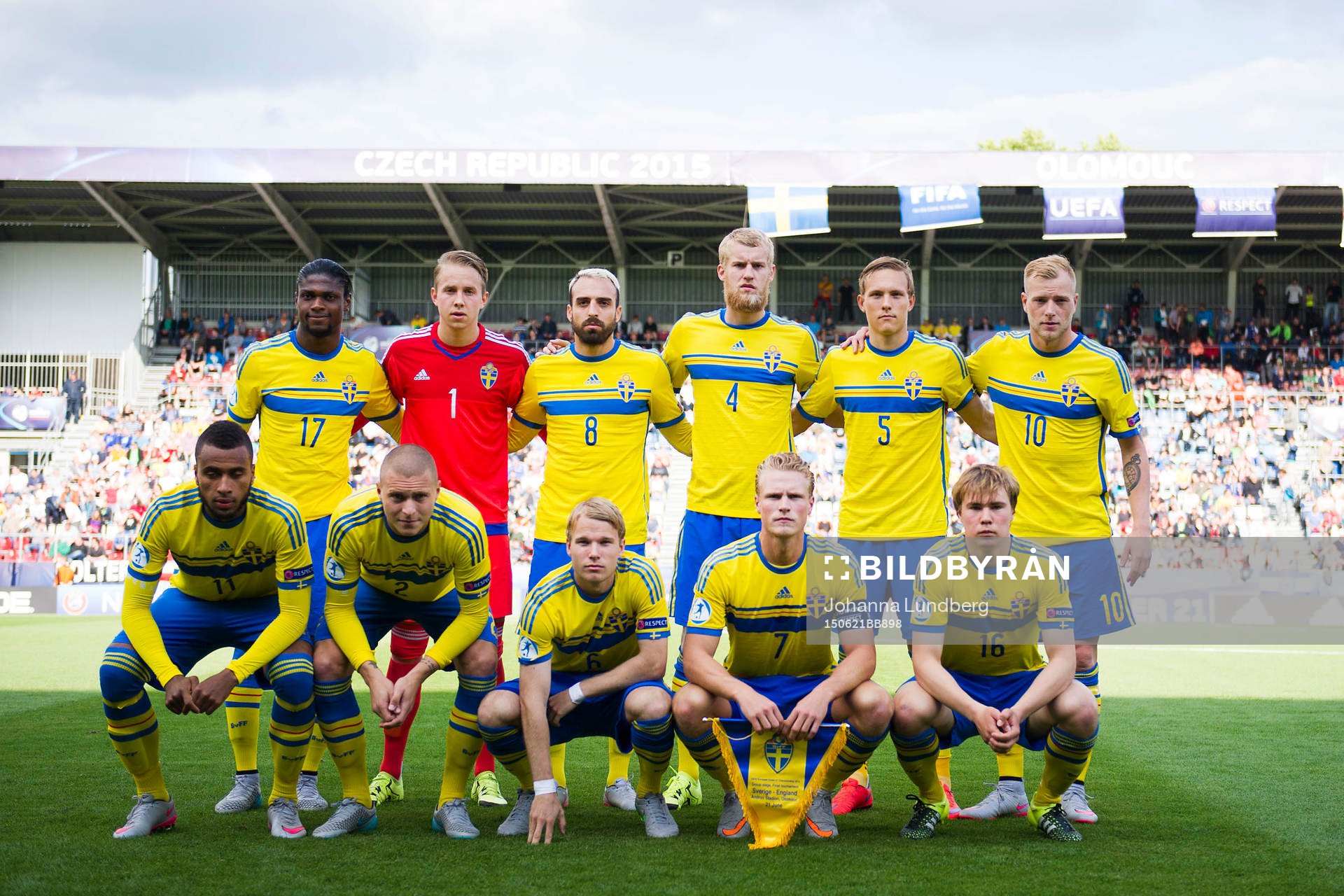 Sveriges spelare står uppställda för en lagbild, övre raden fr.v. Joseph Baffo, målvakt Patrik Carlgren, Abdullah Khalili, Filip Helander, Ludwig Augustinsson, John Guidetti. Nedre raden fr.v. Isaac Kiese Thelin, Victor Nilsson Lindelöf, Oscar Lewicki, Oscar Hiljemark och Simon Tibbling inför fotbollsmatchen i U21-EM mellan Sverige och England den 21 juni 2015 i Olomouc.