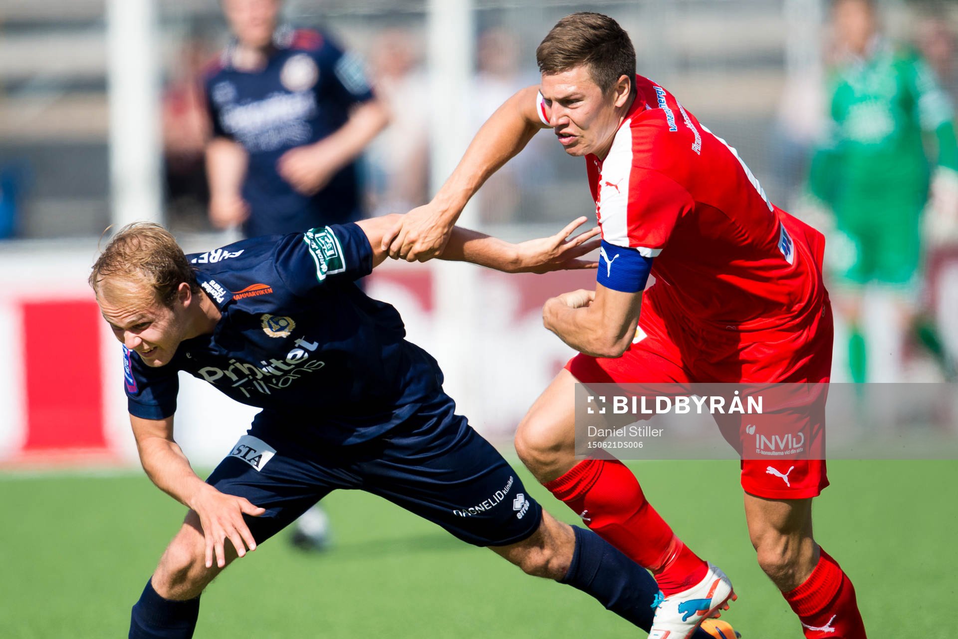 Utsiktens Joakim Edström hålls fast av Värnamos Martin