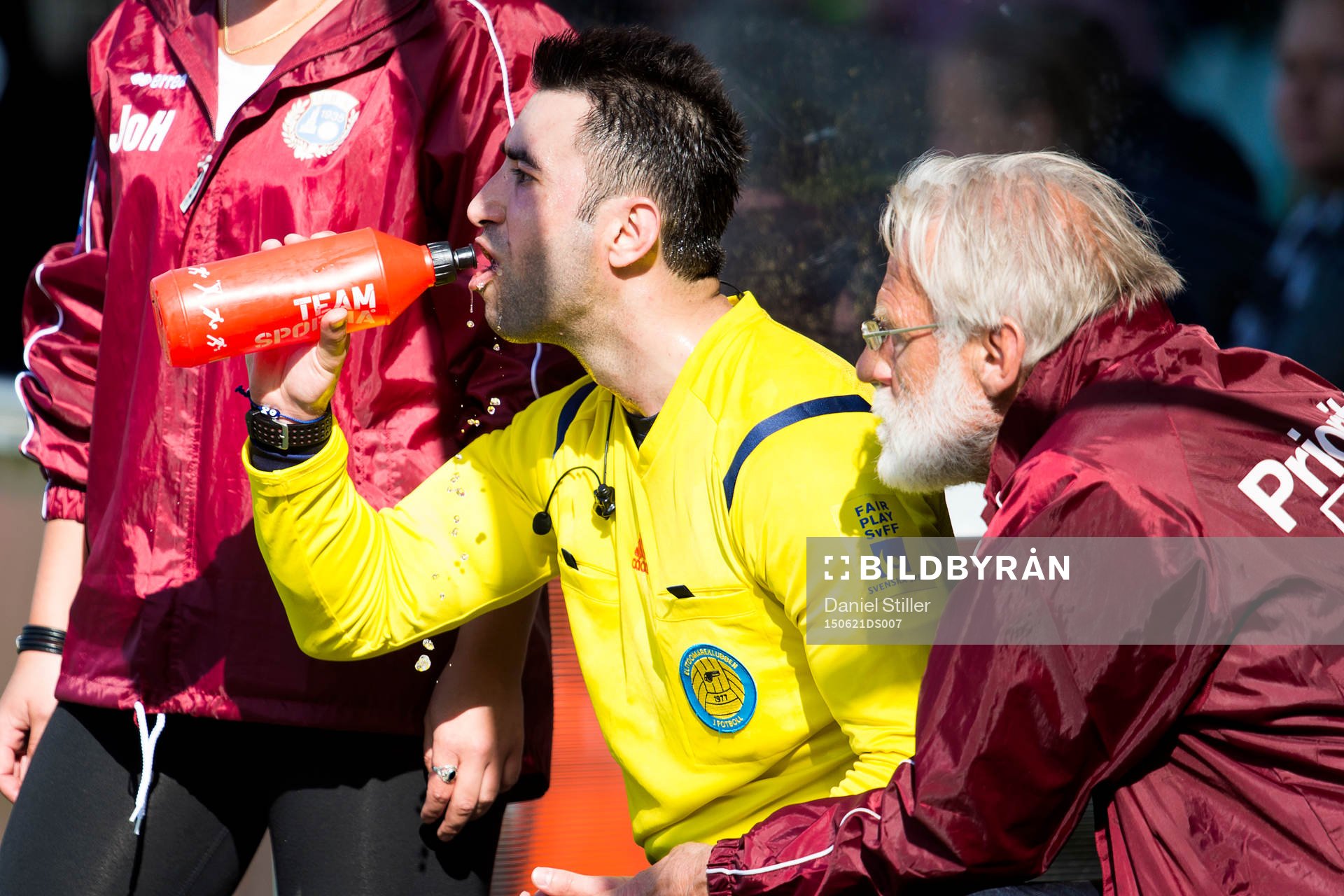 Domare Diako Behnam får hjälp av Utsiktens läkare under fotbollsmatchen i Superettan mellan Utsikten och Värnamo den 21 juni 2015 i Göteborg.