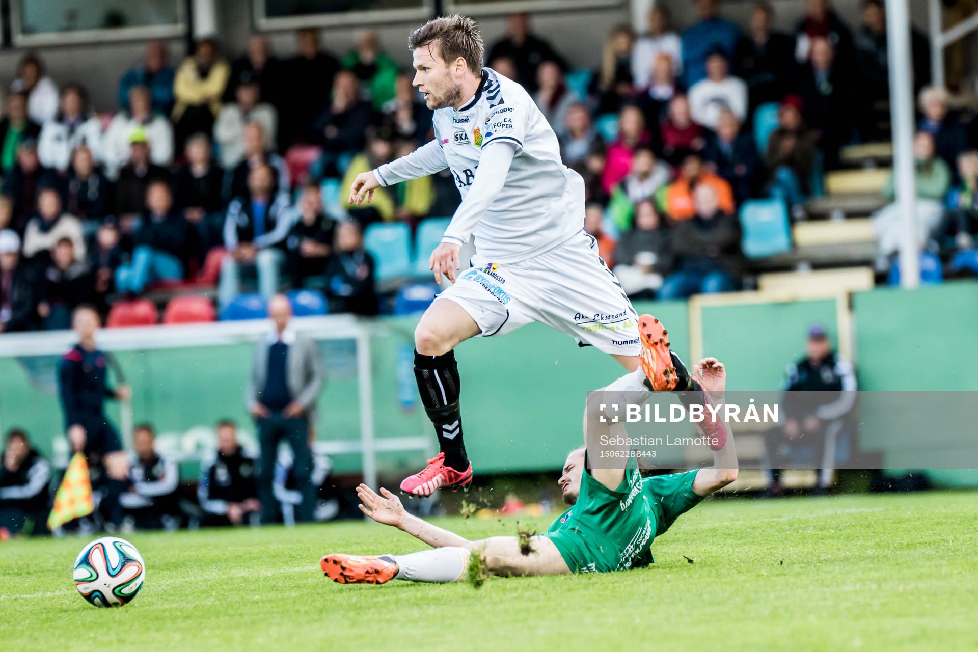 Gais Johan Lundgren före Ljungskiles Jonas Lindberg som