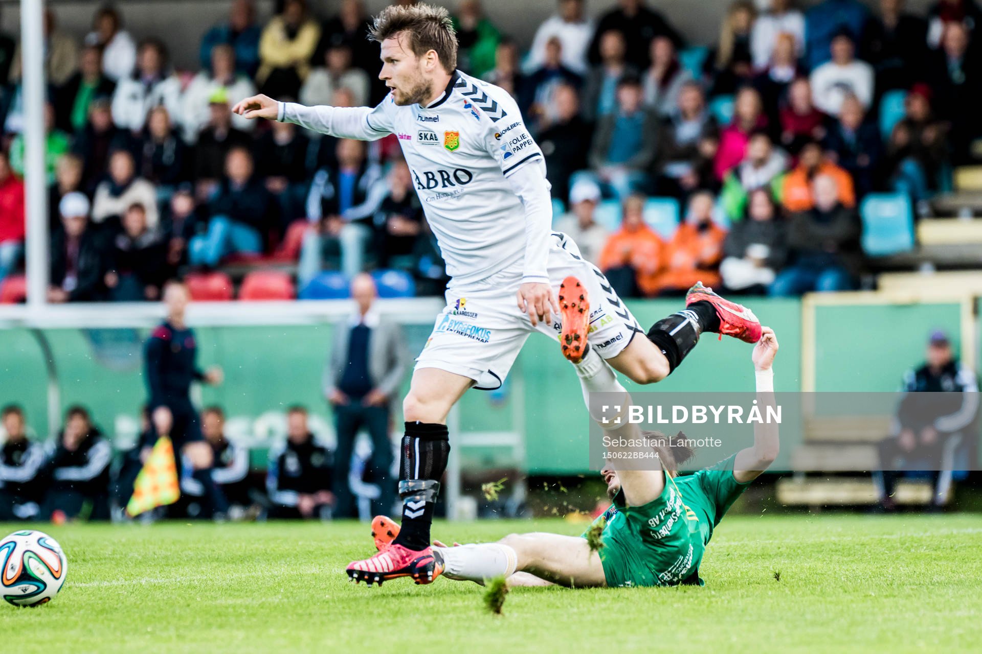 Gais Johan Lundgren före Ljungskiles Jonas Lindberg som