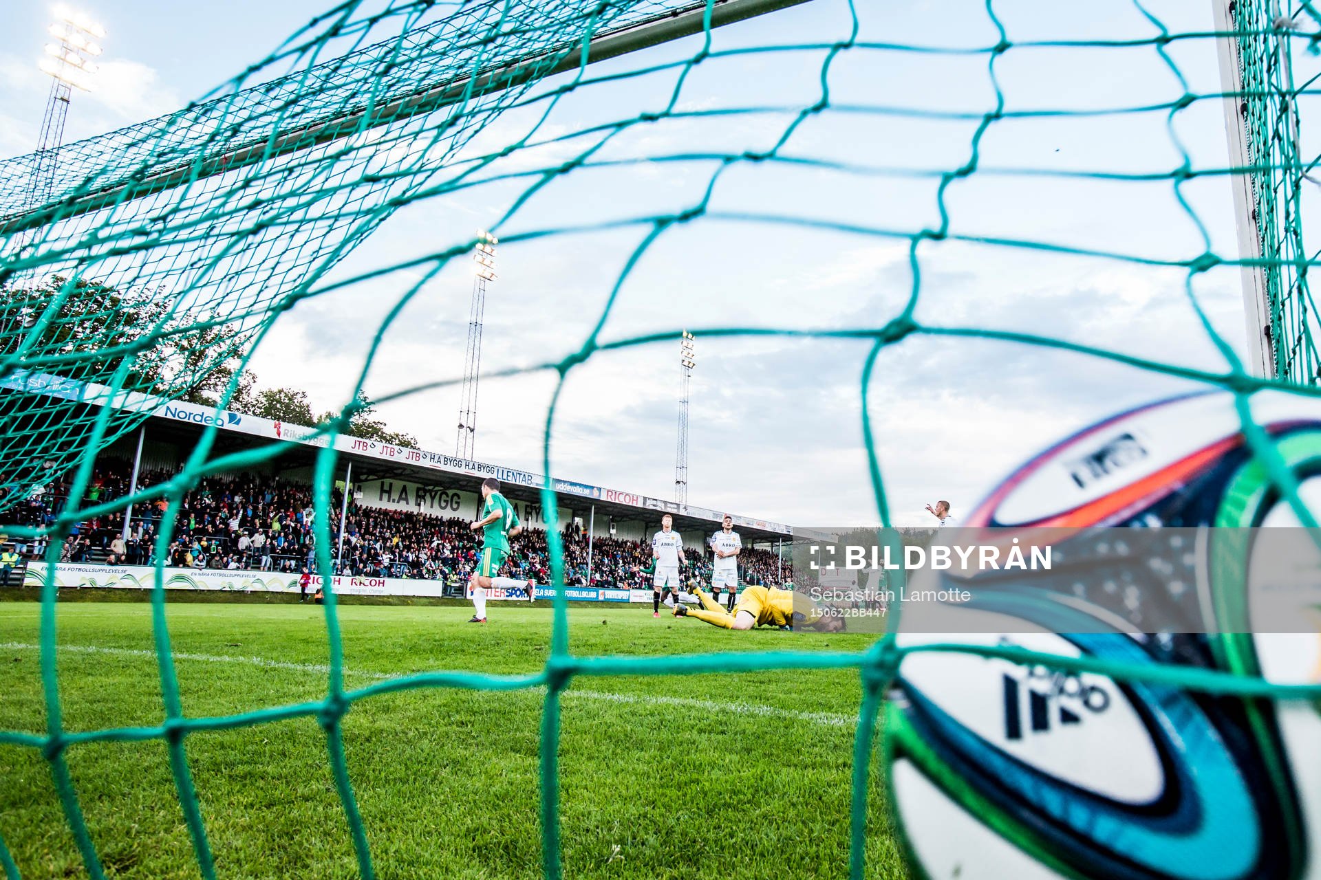 Ljungskiles Ken Sema gör 2-0 på Gais målvakt Tommi Vaiho