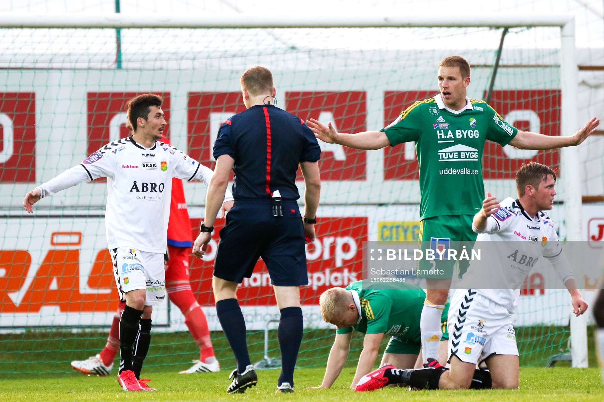 Johan Krantz, domare dömer straff för GAIS som dock inte går i mål under fotbollsmatchen i Superettan mellan Ljungskile och GAIS den 22 juni 2015 i Ljungskile.