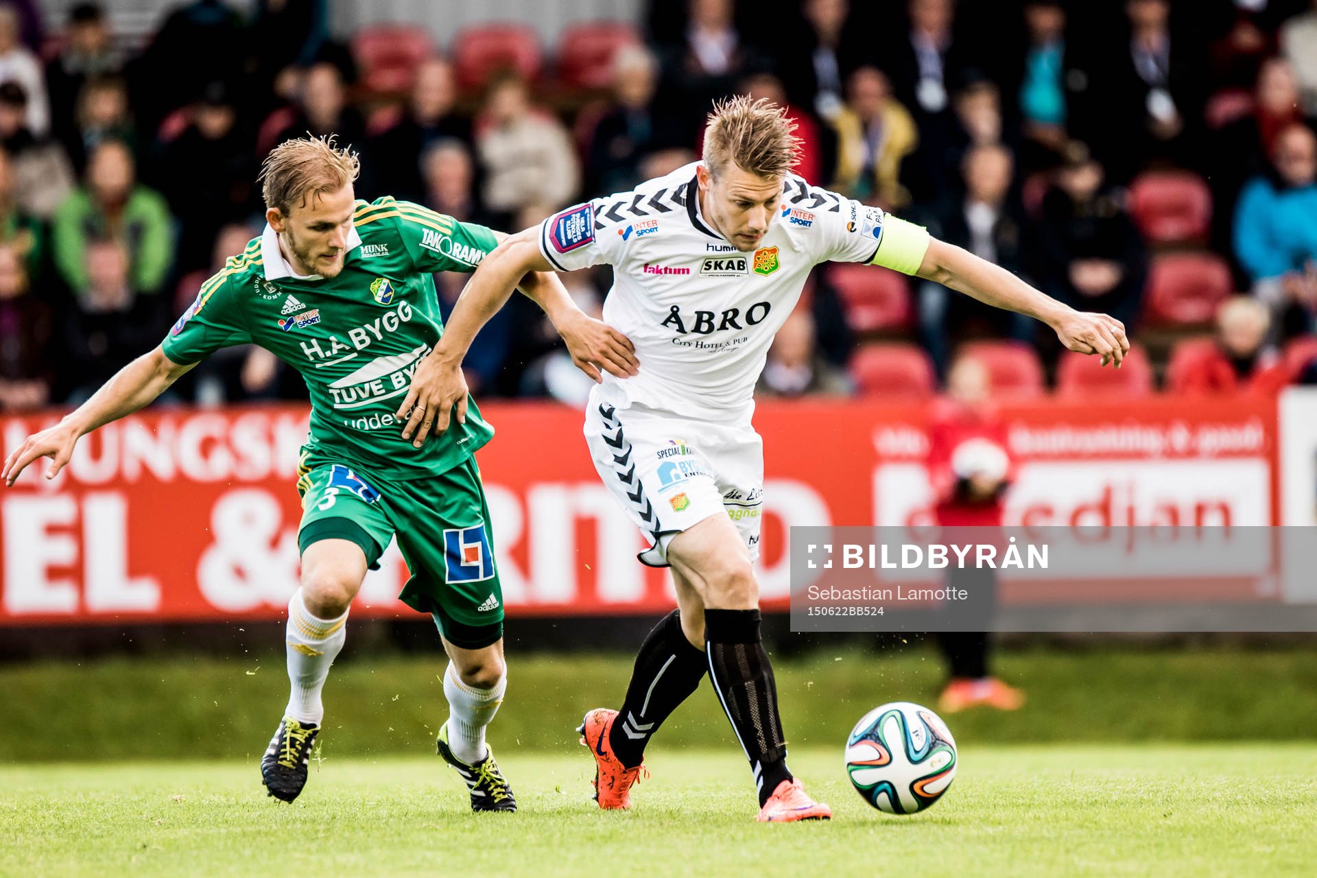 Gais Patrik Ingelsten före Ljungskiles Niclas Andersén