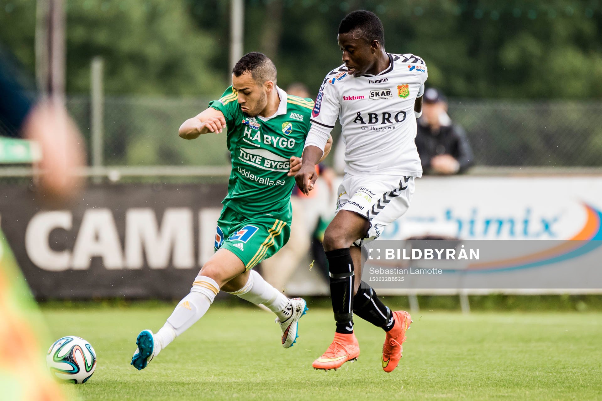 Ljungskiles Ahmed El Amrani före Gais Kieron Cadogan