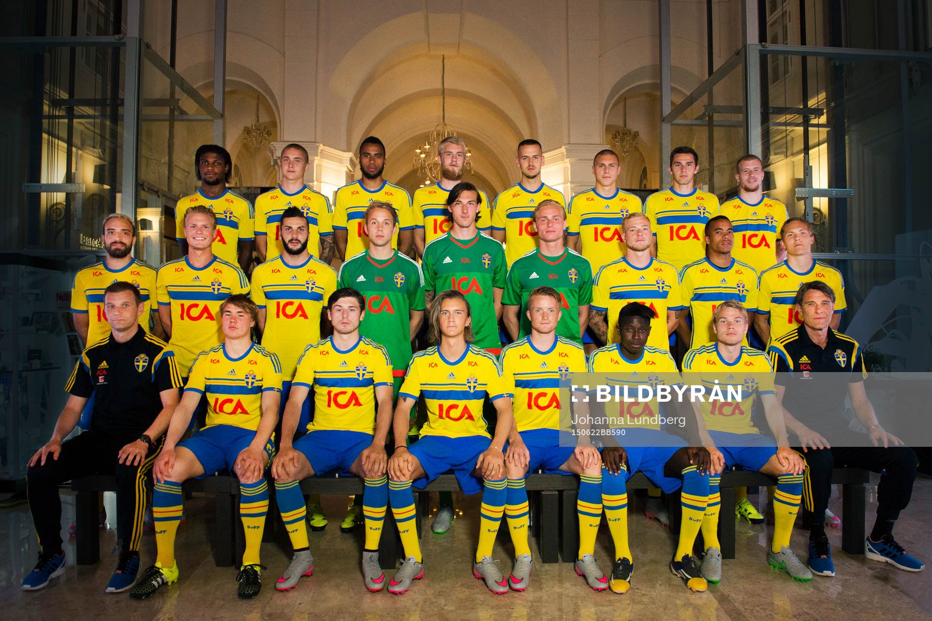 Spelarna i Sveriges U21-landslag ställer upp för en