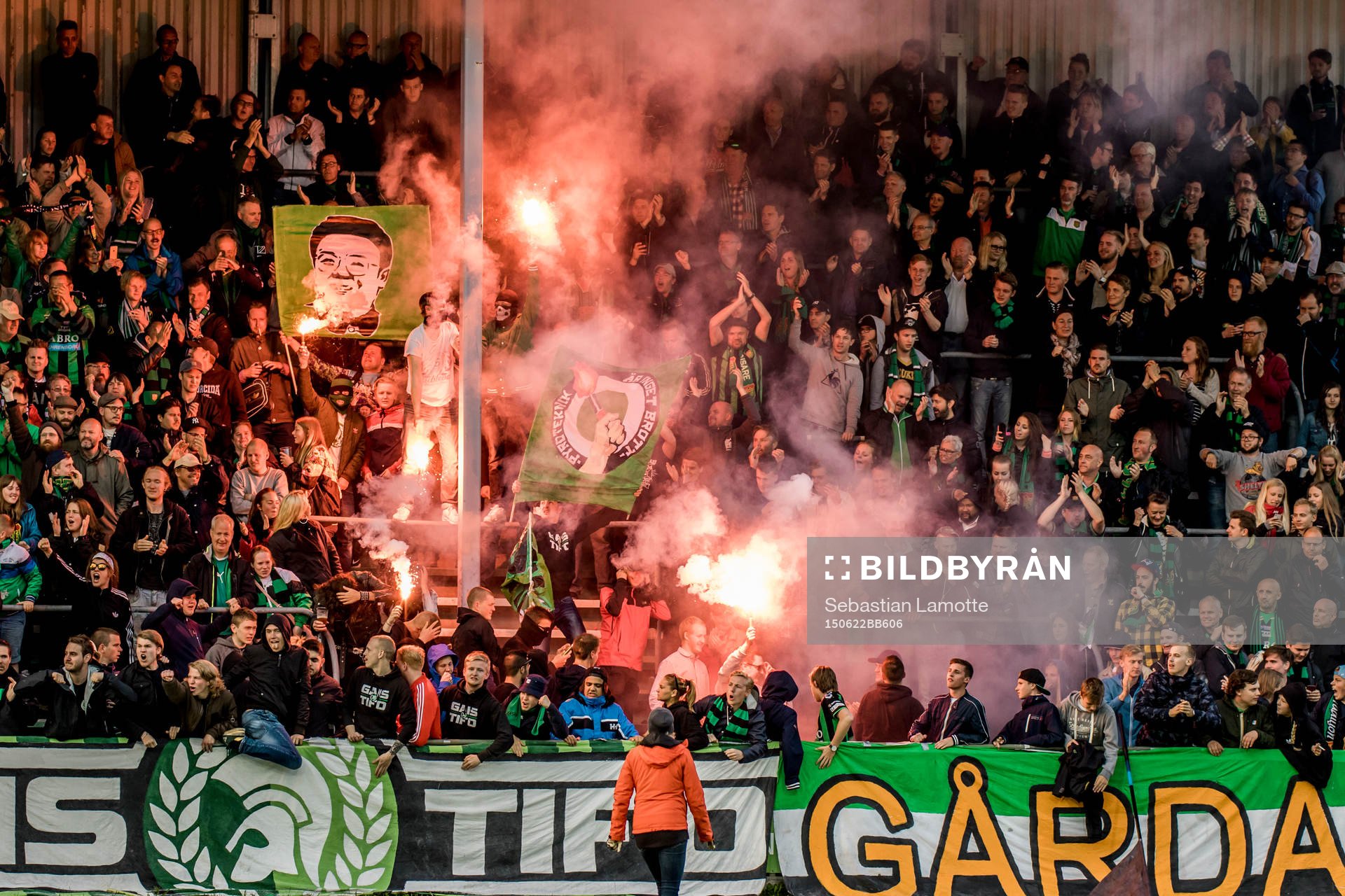 Gais klack tänder bengaler på läktaren
