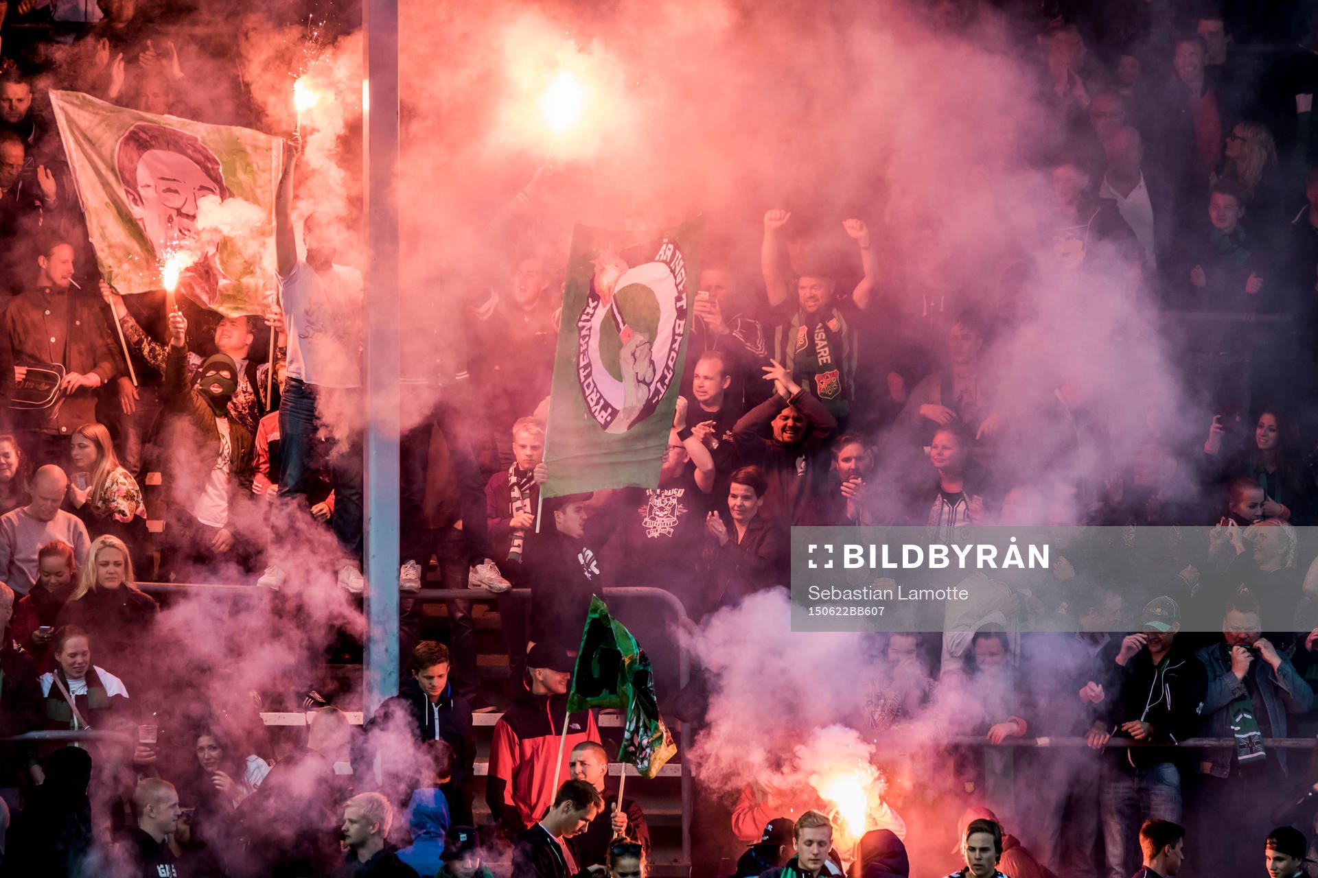Gais klack tänder bengaler på läktaren