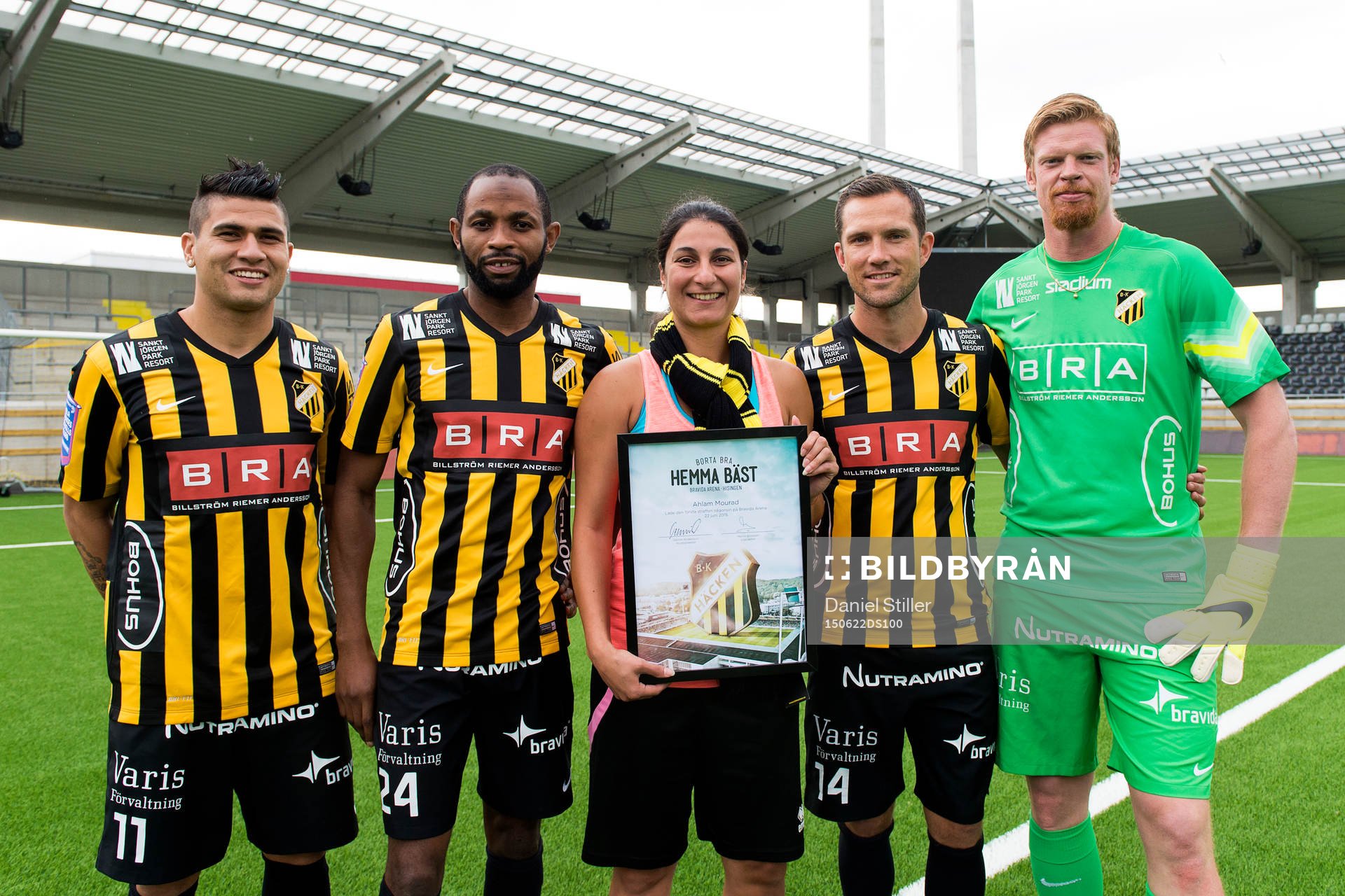 Häckensupportern Ahlam Mourad som slått första straffen tillsammans med Paulinho, René Makondele, Martin Ericsson och målvakt Christoffer Källqvist under ett jippo på Bravida Arena den 22 juni 2015 i Göteborg.