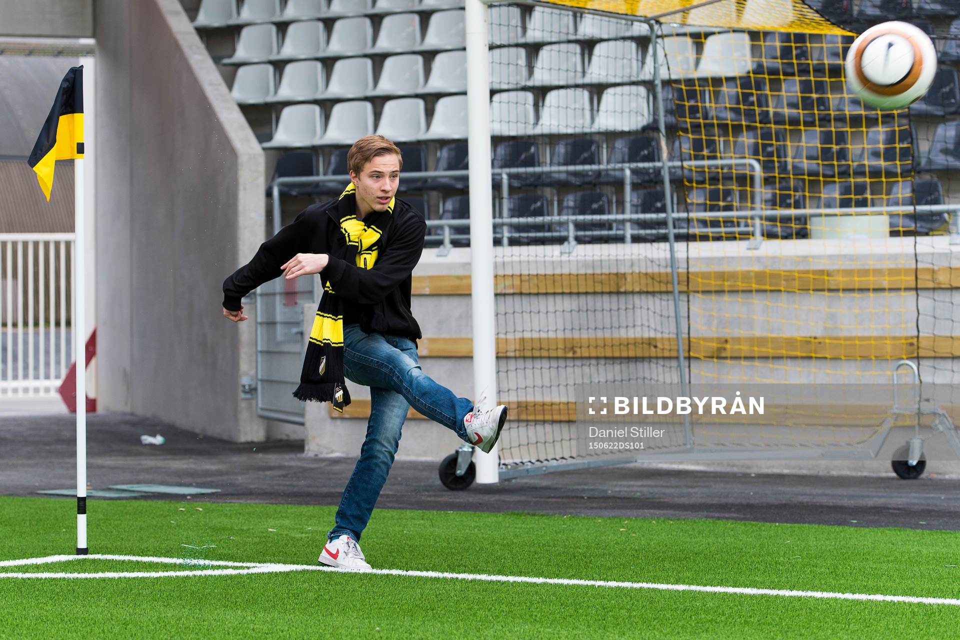Supportern Joel Svanberg slår första hörnan under ett jippo på Bravida Arena den 22 juni 2015 i Göteborg.