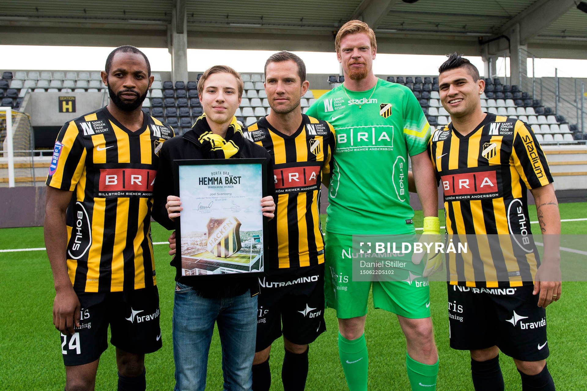 Supportern Joel Svanberg som slått första hörnan tillsammans med René Makondele, Martin Ericsson, målvakt Christoffer Källqvist och Paulinho under ett jippo på Bravida Arena den 22 juni 2015 i Göteborg.