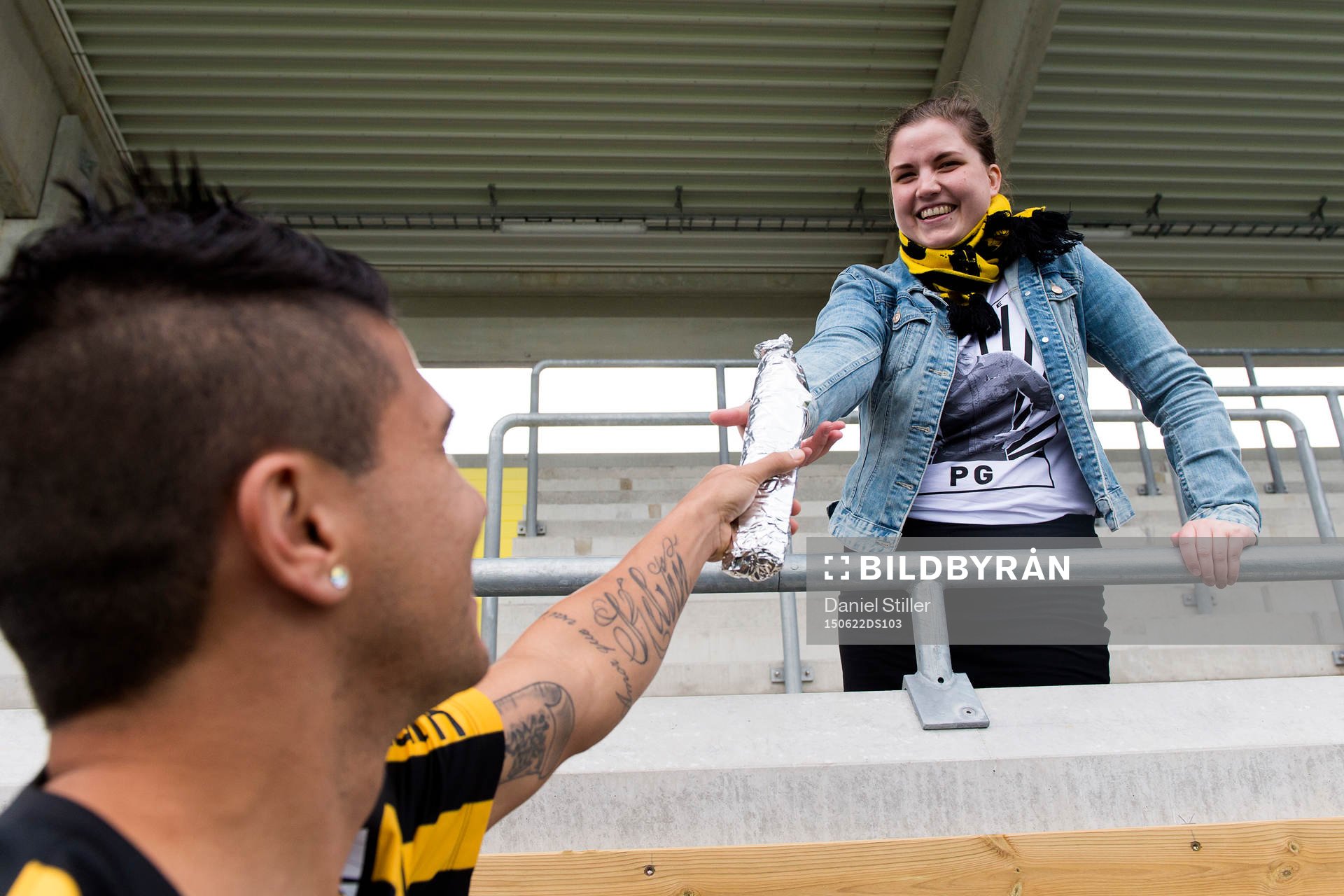 Supportern Jenny Sofia Andersson får första falafeln av Paulinho under ett jippo på Bravida Arena den 22 juni 2015 i Göteborg.