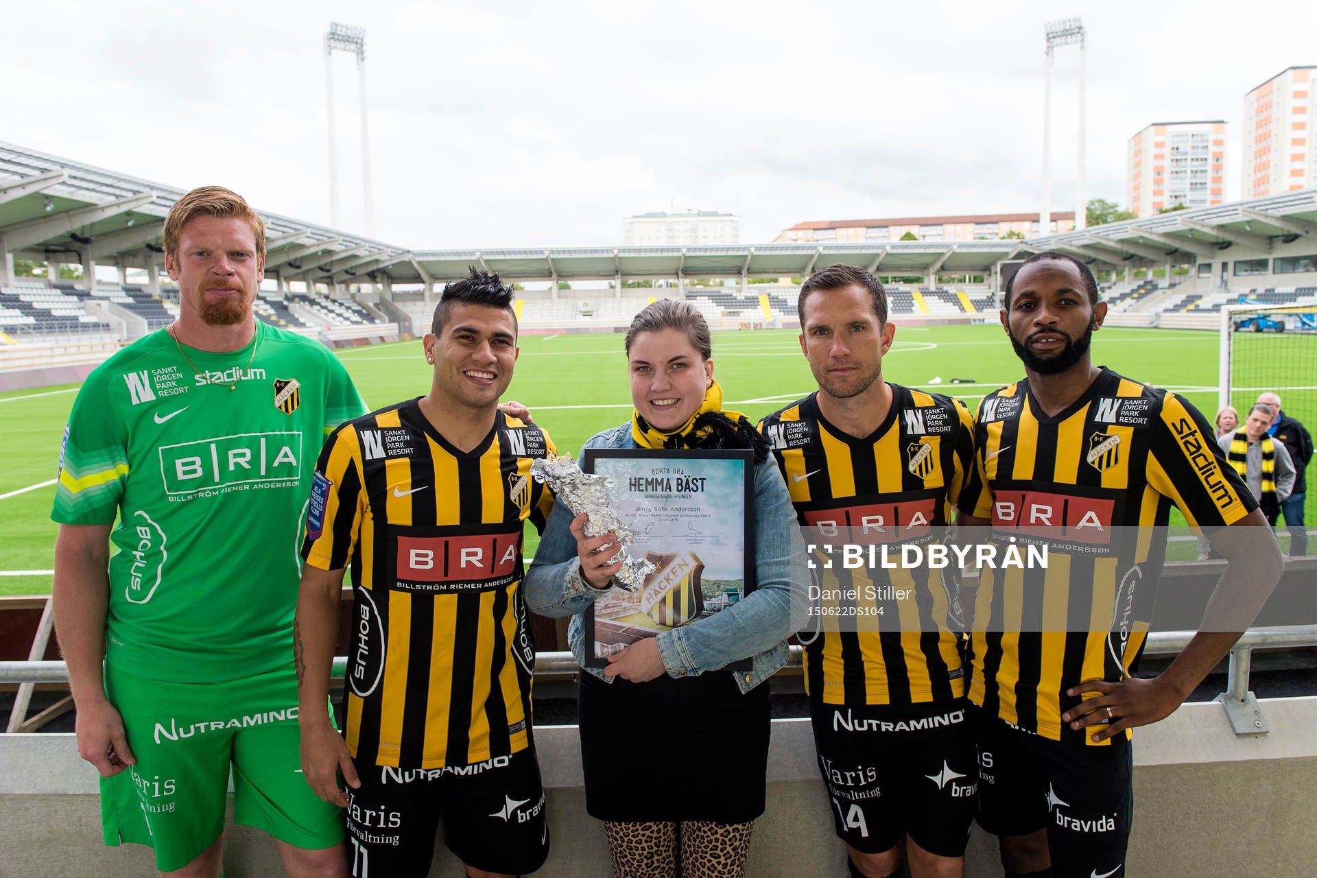 Supportern Jenny Sofia Andersson får första falafeln under ett jippo på Bravida Arena, här tillsammans med målvakt Christoffer Källqvist, Paulinho, Martin Ericsson och René Makondele den 22 juni 2015 i Göteborg.