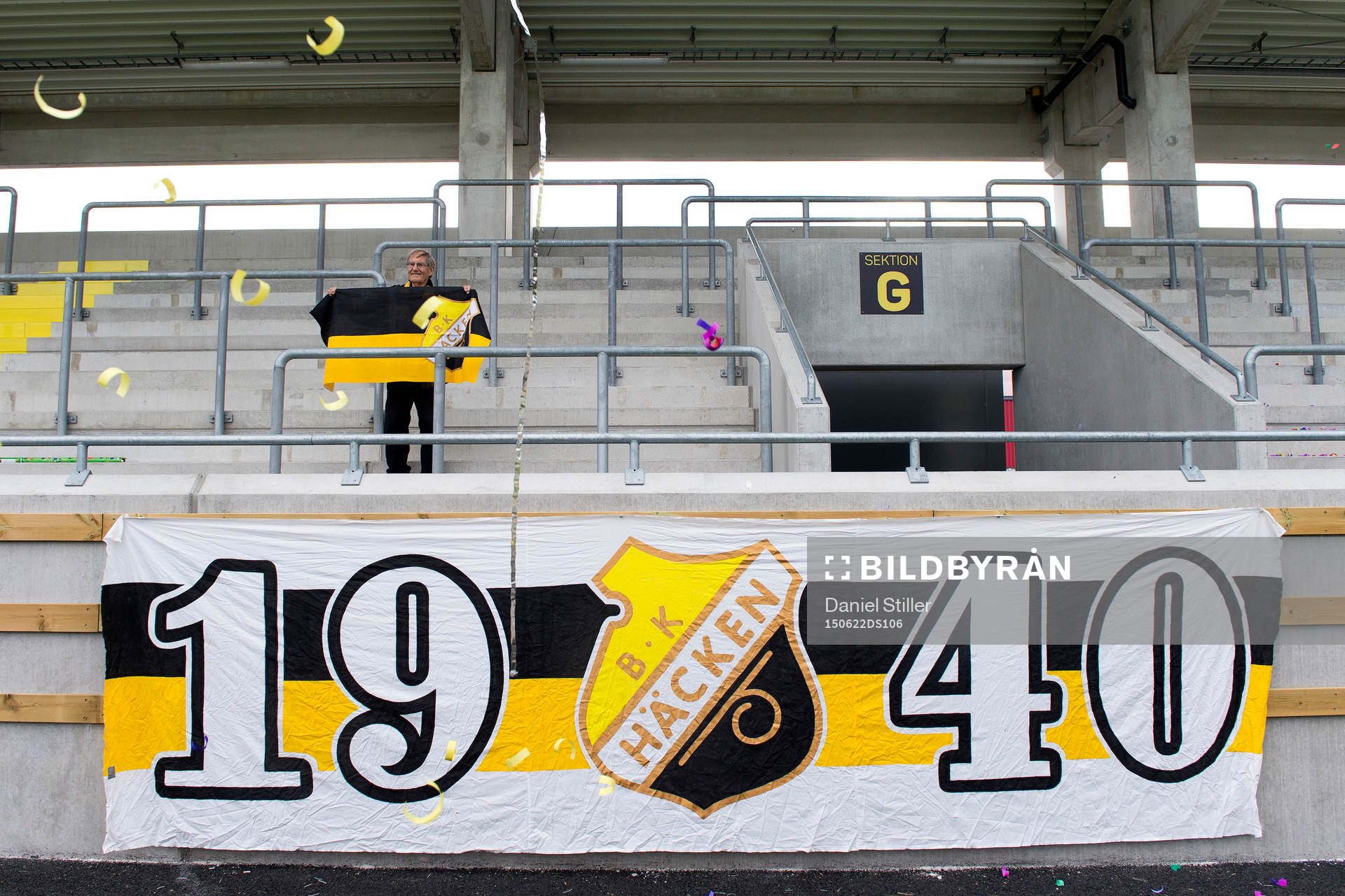 Supportern Tage Högberg, 92 år, med första tifot under ett jippo på Bravida Arena den 22 juni 2015 i Göteborg.