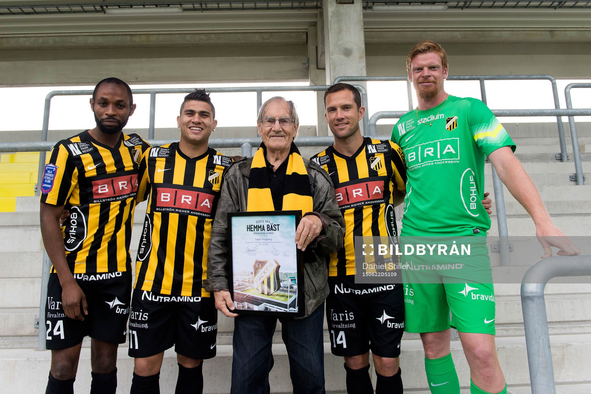 Supportern Tage Högberg, 92 år, med första tifot tillsammans med René Makondele, Paulinho, Martin Ericsson och målvakt Christoffer Källqvist under ett jippo på Bravida Arena den 22 juni 2015 i Göteborg.