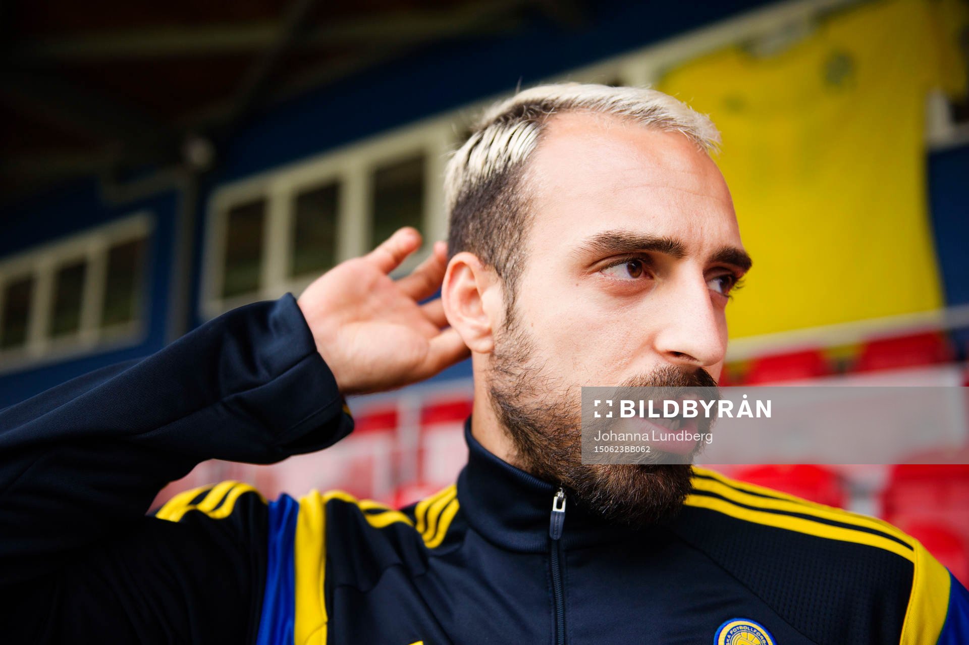 Sveriges Abdullah Khalili pratar med media