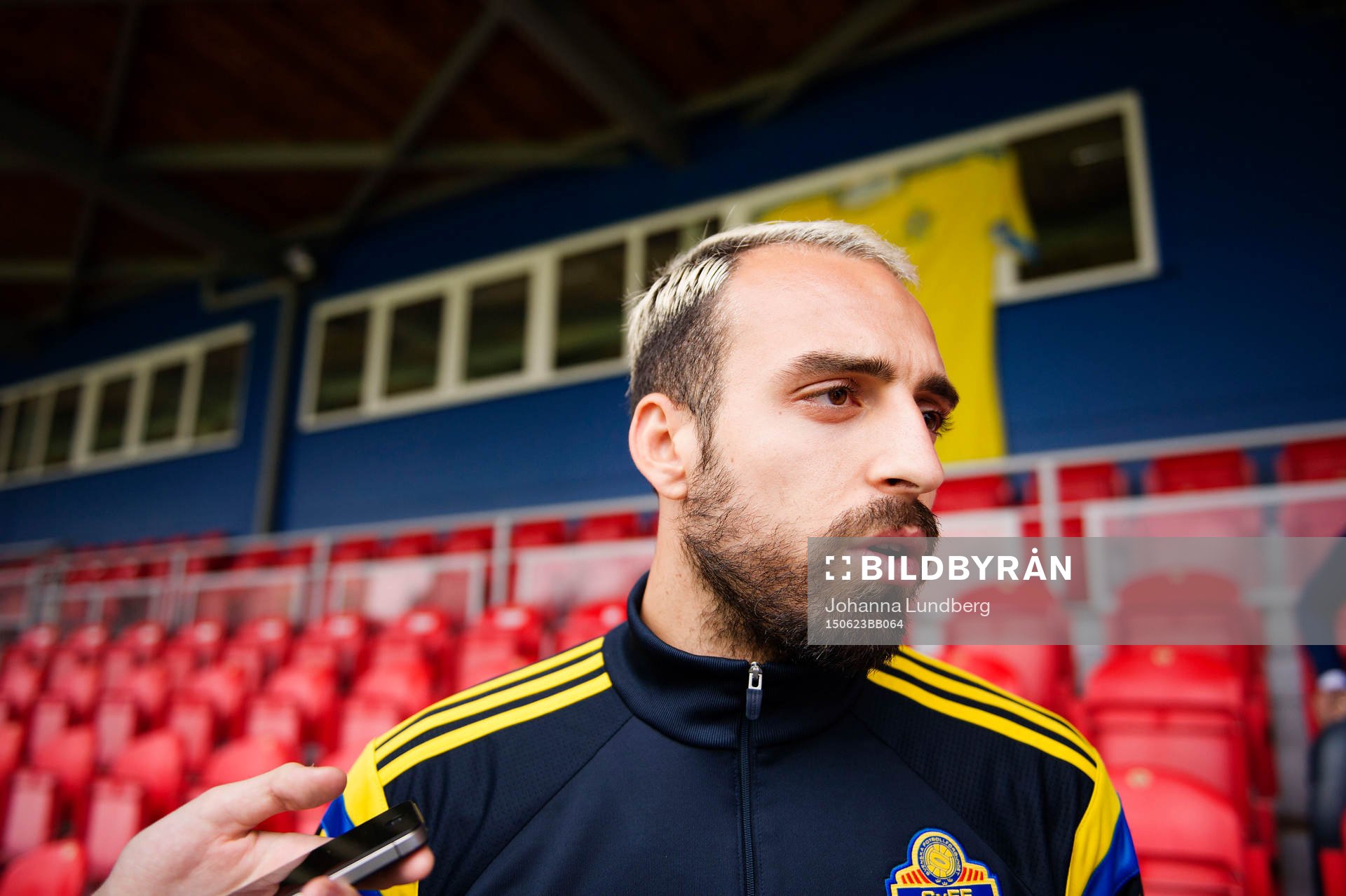Sveriges Abdullah Khalili pratar med media