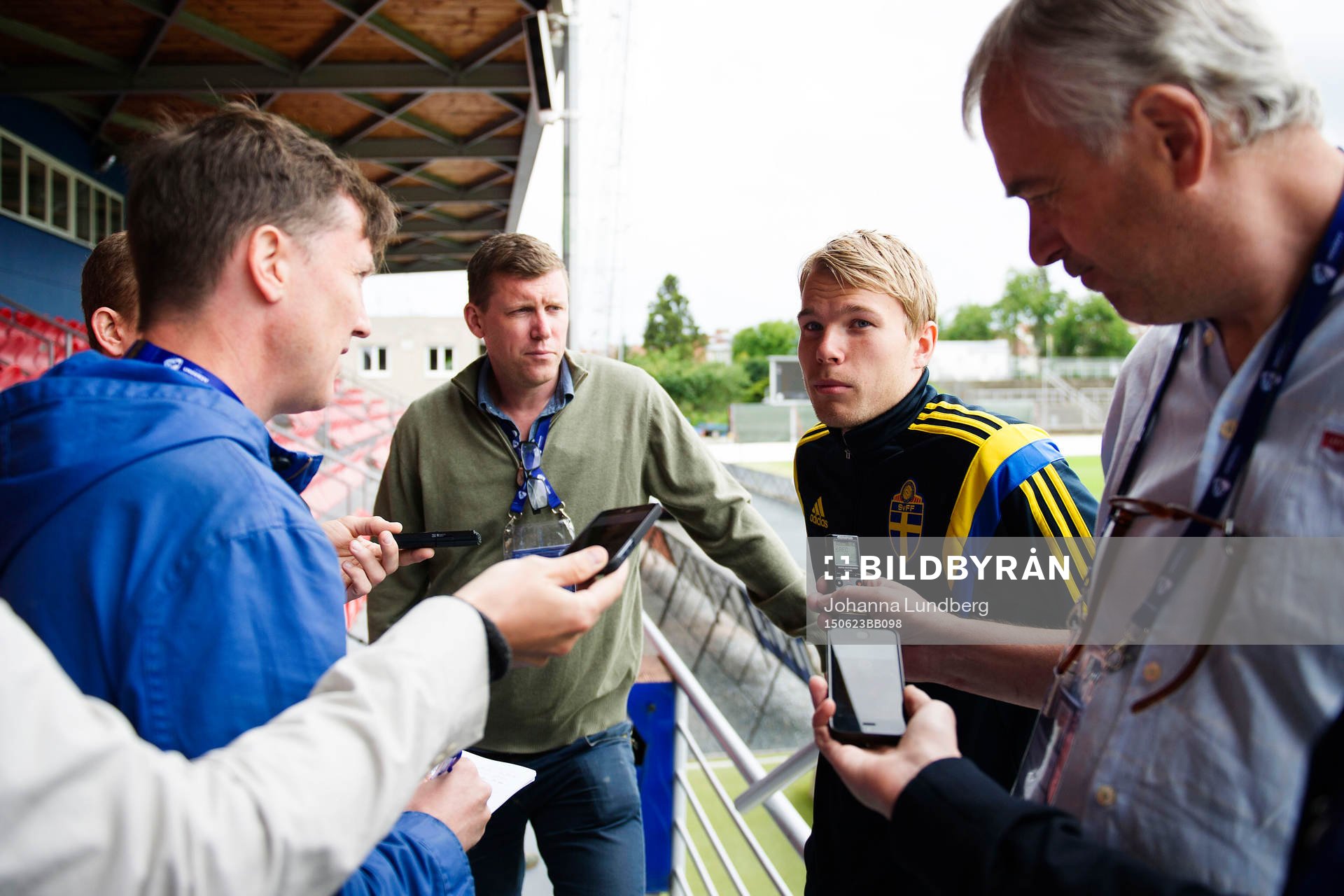Sveriges Oscar Lewicki pratar med media