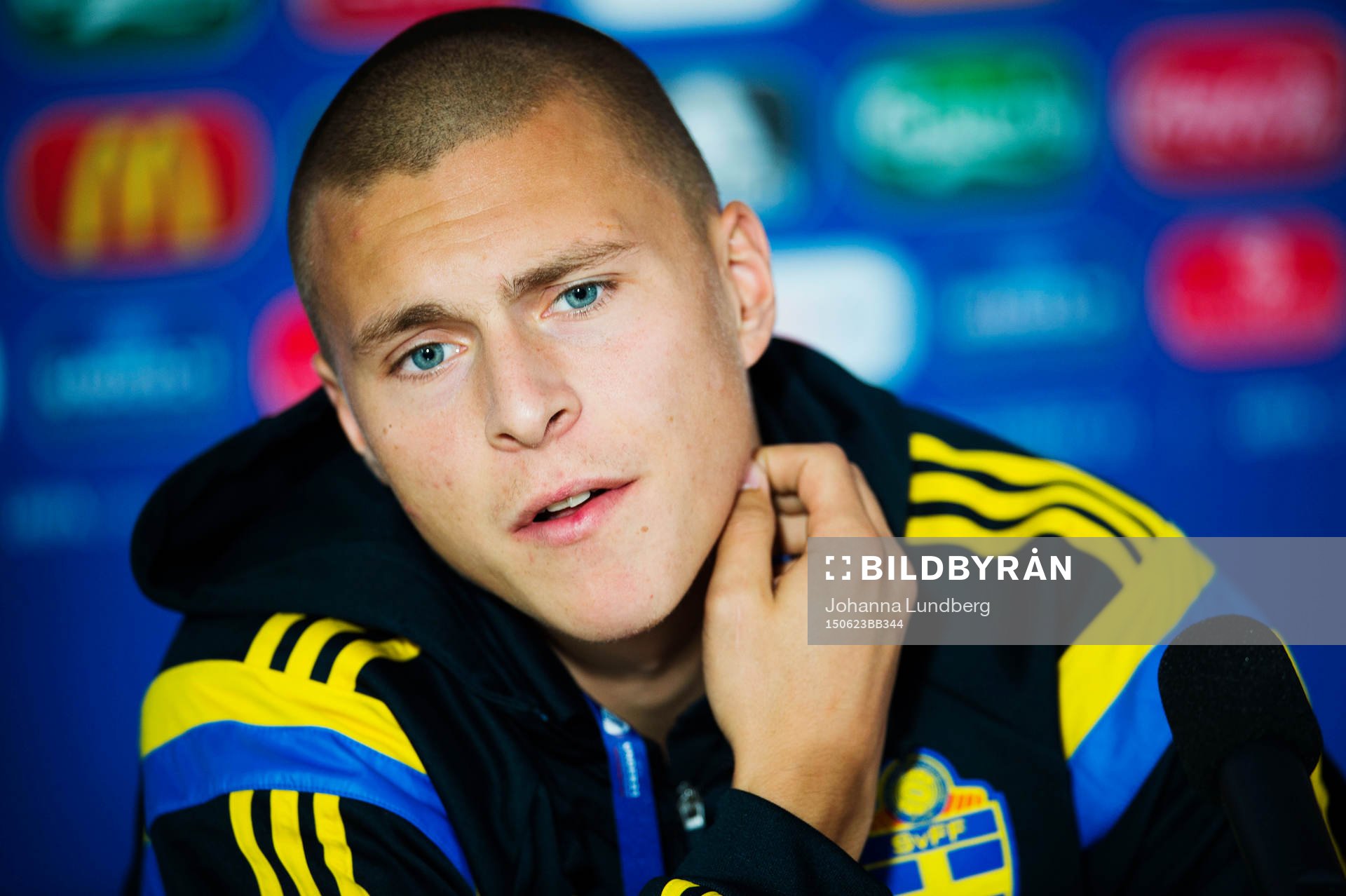 Sveriges Victor Nilsson Lindelöf deltar i en presskonferens