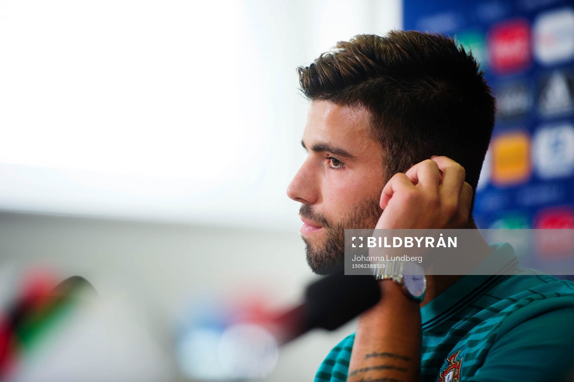 Portugals Sergio Oliveira deltar i en presskonferens