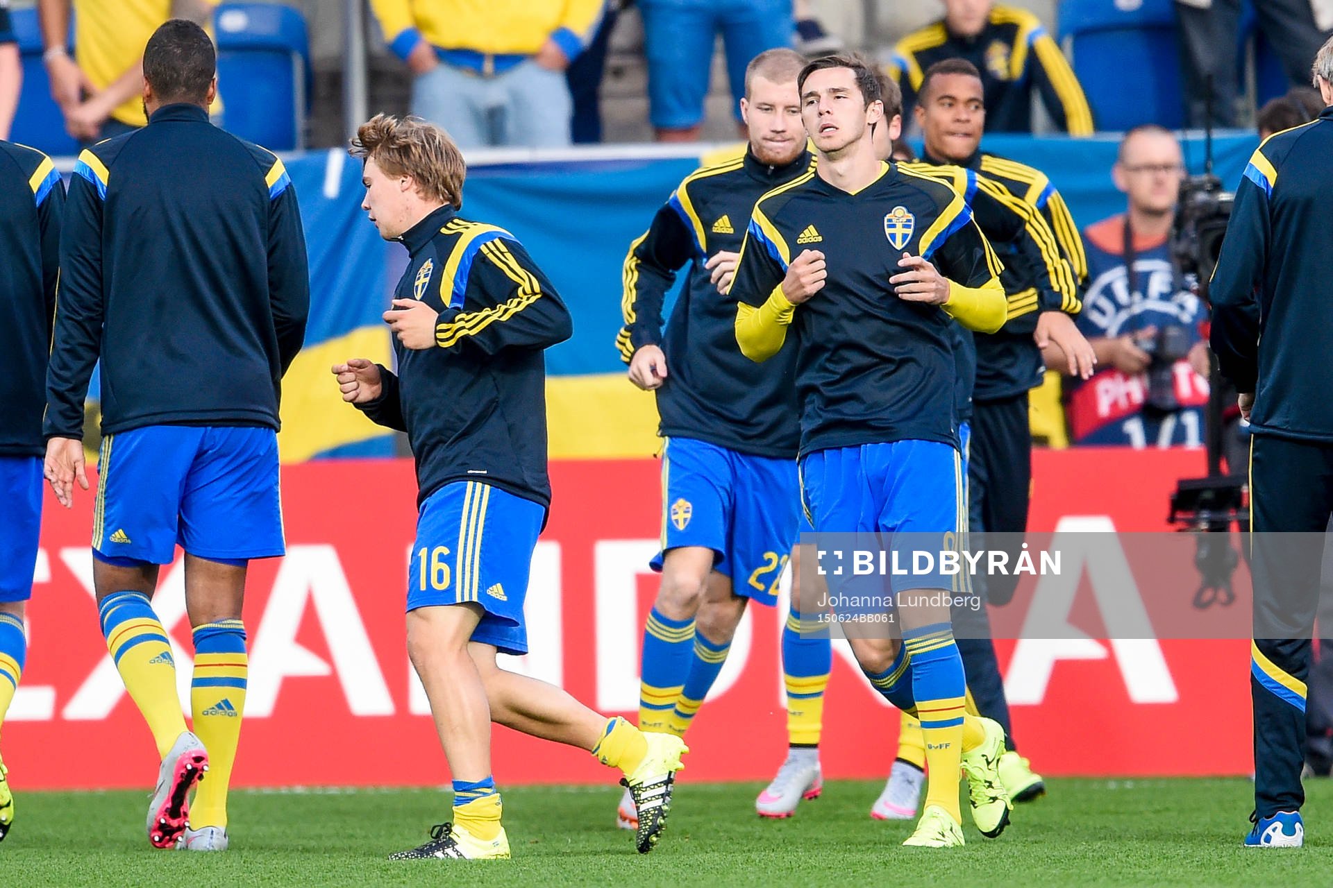 Sveriges Simon Tibbling och Branimir Hrgota värmer upp