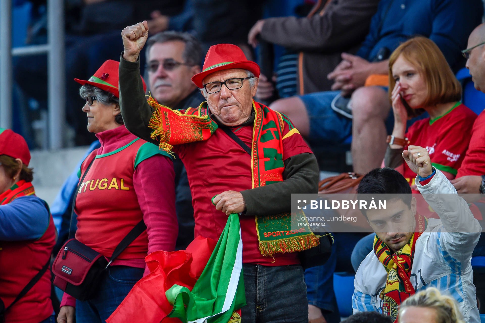 Portugisiska supportrar värmer upp före fotbollsmatchen i