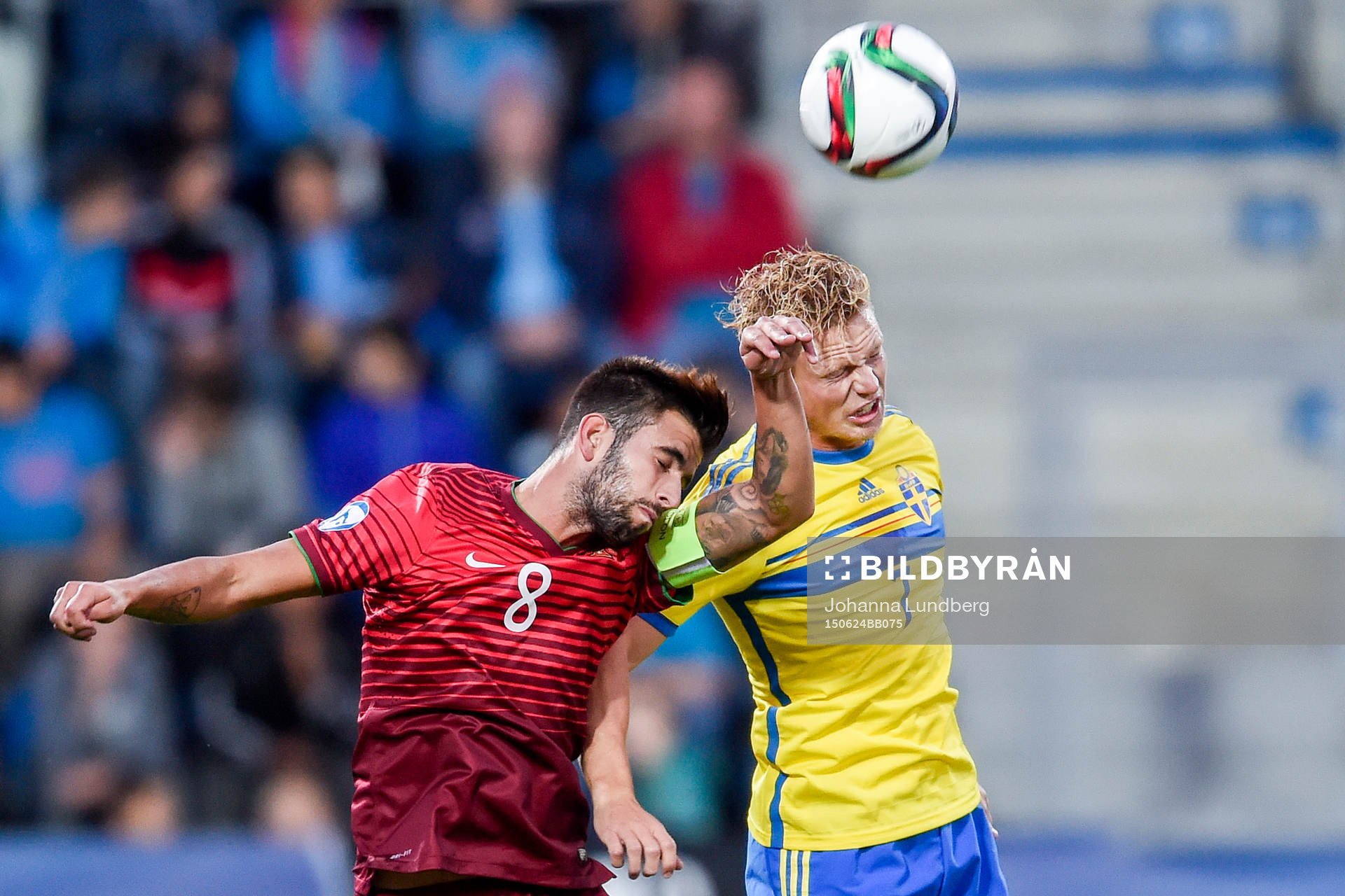 Sveriges Oscar Hiljemark och Portugals Sérgio Oliveira i