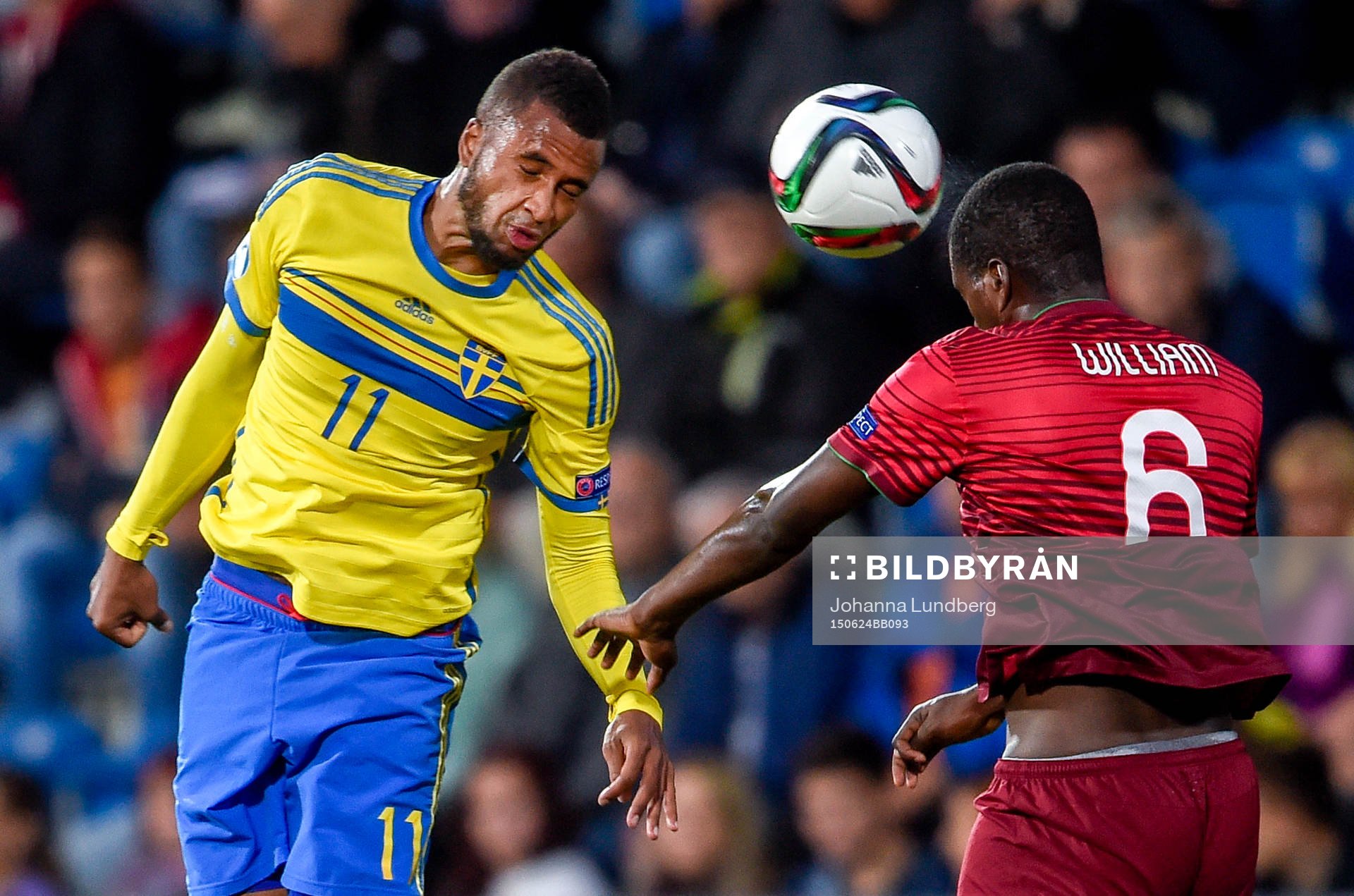 Sveriges Isaac Kiese Thelin i en nickduell mot Portugals