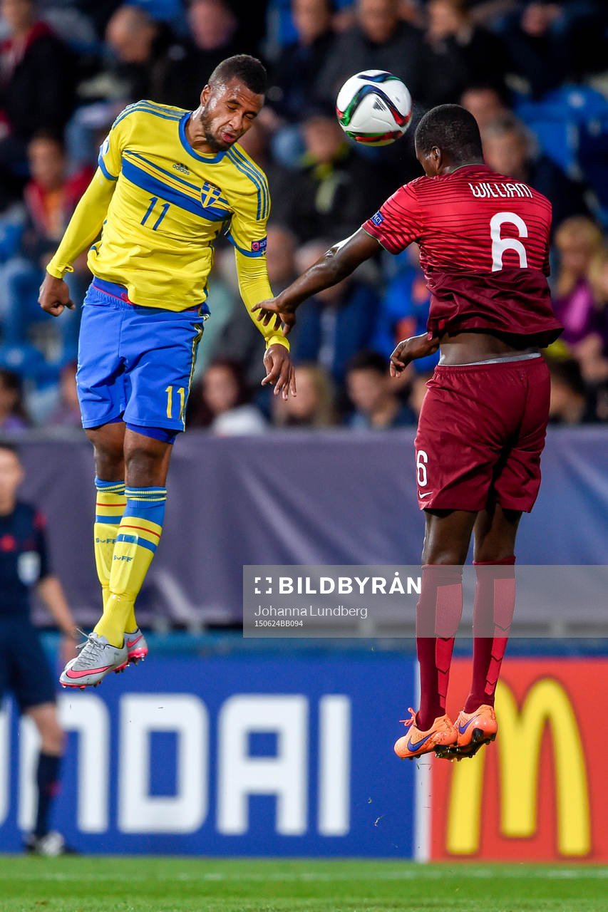 Sveriges Isaac Kiese Thelin i en nickduell mot Portugals