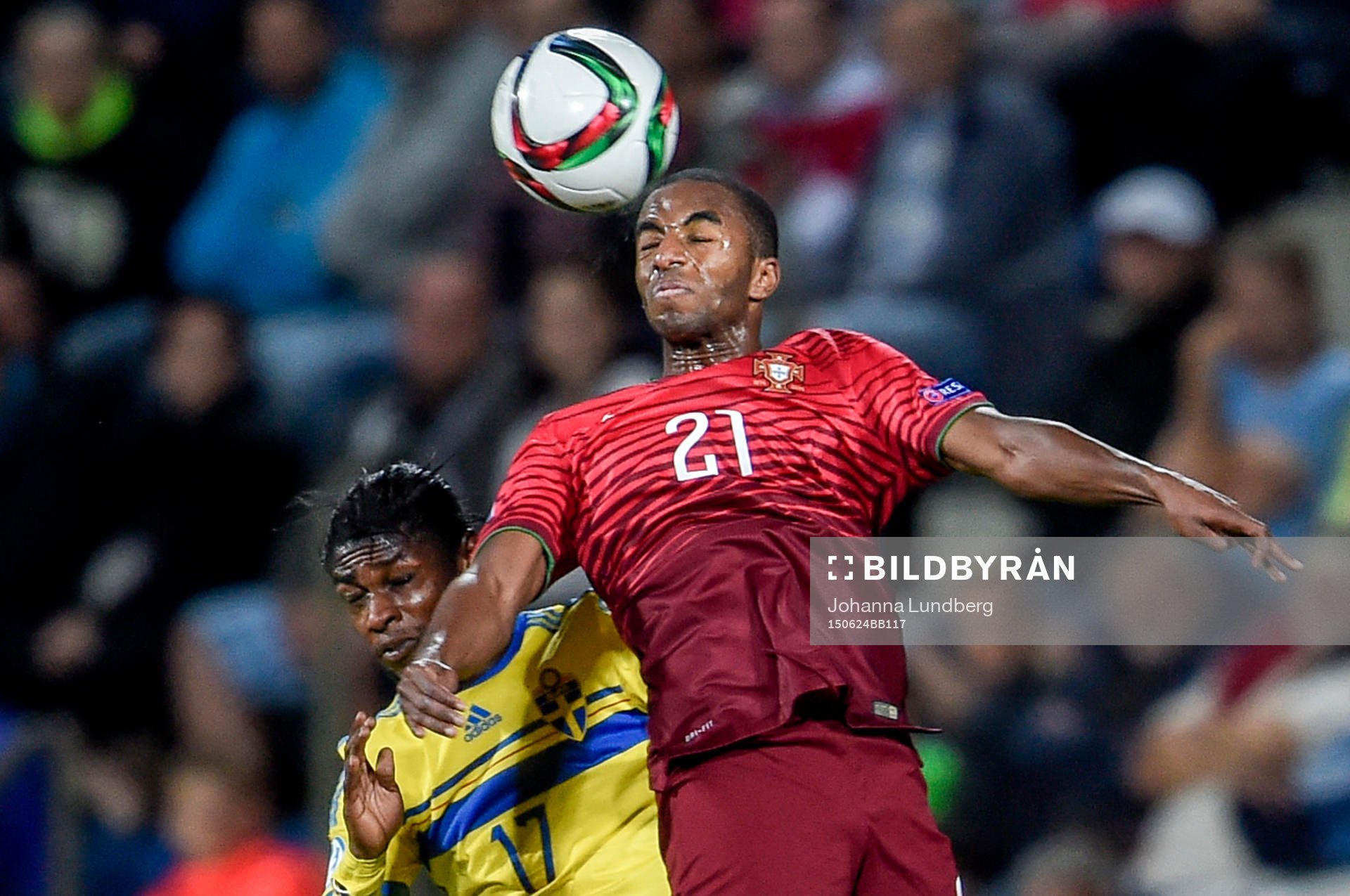 Sveriges Joseph Baffo och Portugals Ricardo i en nickduell