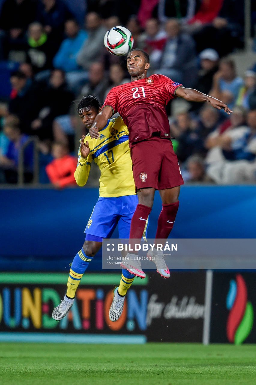 Sveriges Joseph Baffo och Portugals Ricardo i en nickduell