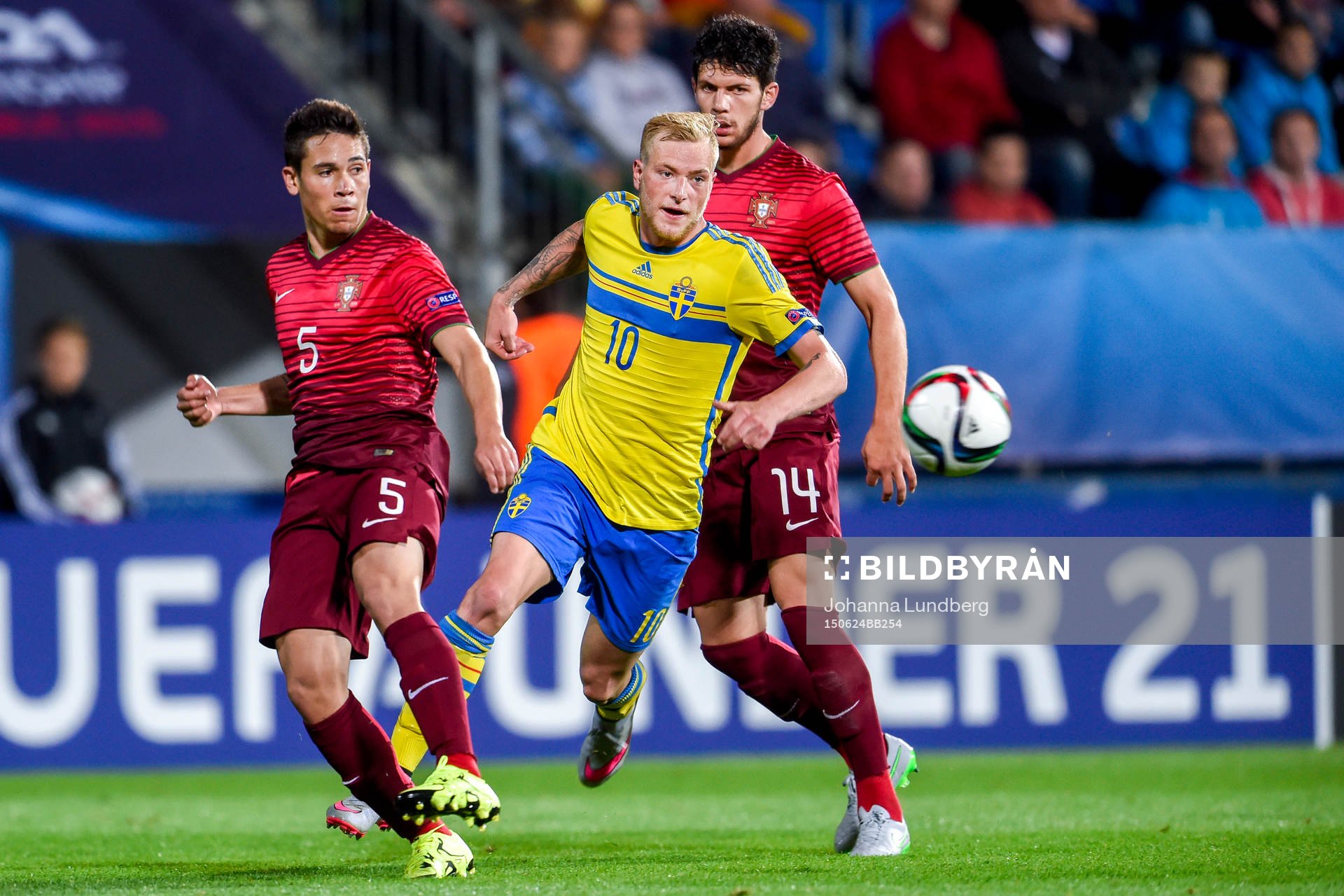 Sveriges John Guidetti i en kamp mot Portugals Raphael