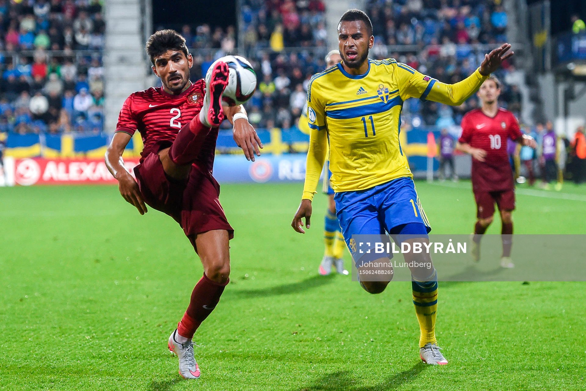 Portugals Ricardo Esgaio och Sveriges Isaac Kiese Thelin